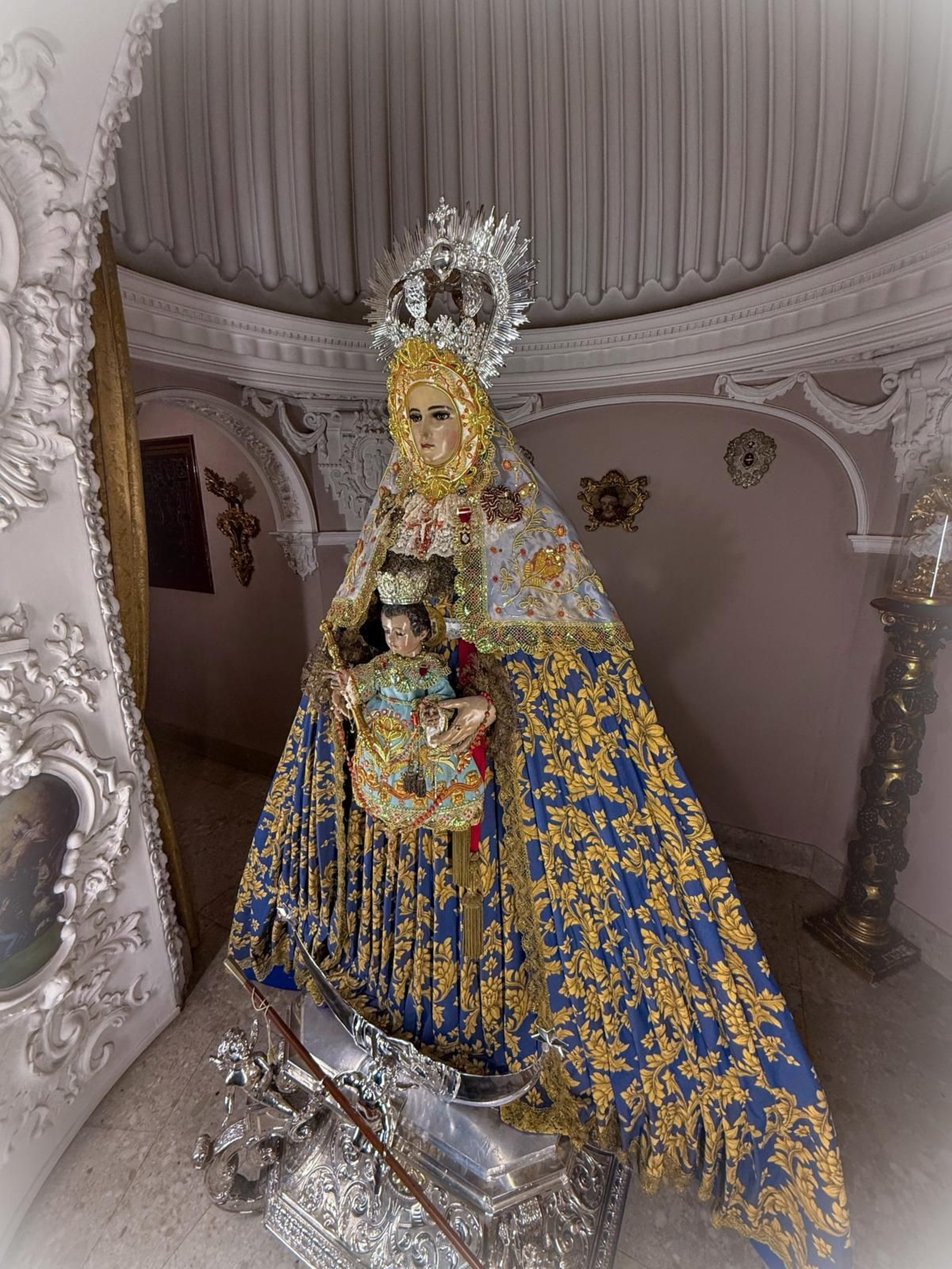 La Virgen del Rosario, Patrona de Cádiz, en su camarín de la iglesia de Santo Domingo.