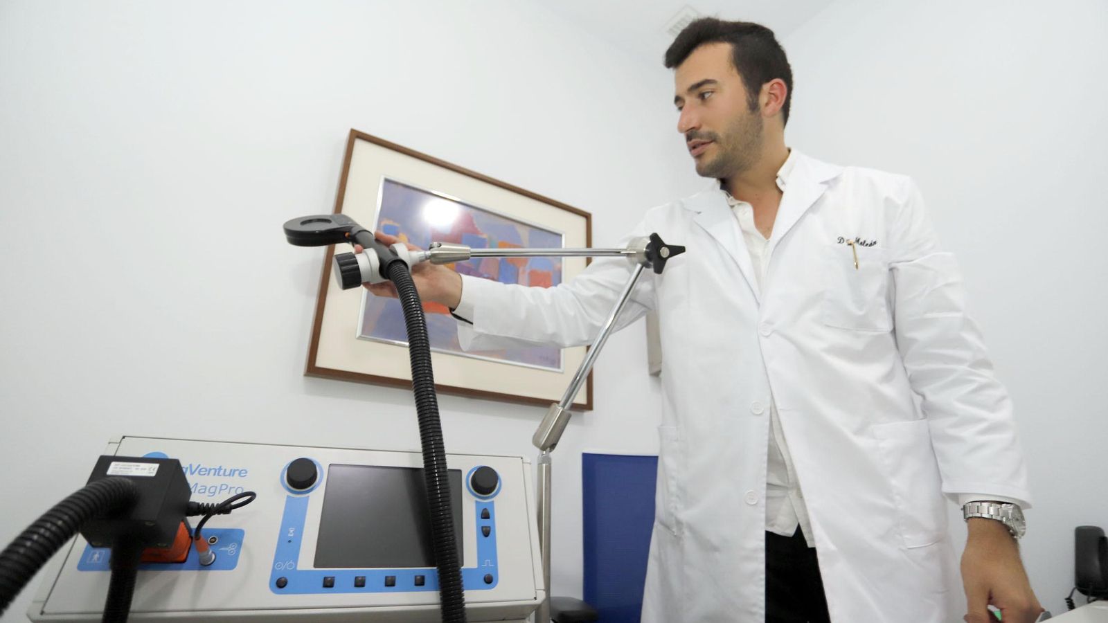 Álvaro Moleón junto a la máquina de estimulación magnética transcraneal profunda.