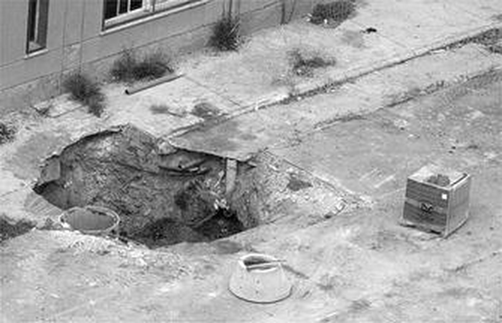 Imagen del socavón del IES Levante, ayer.