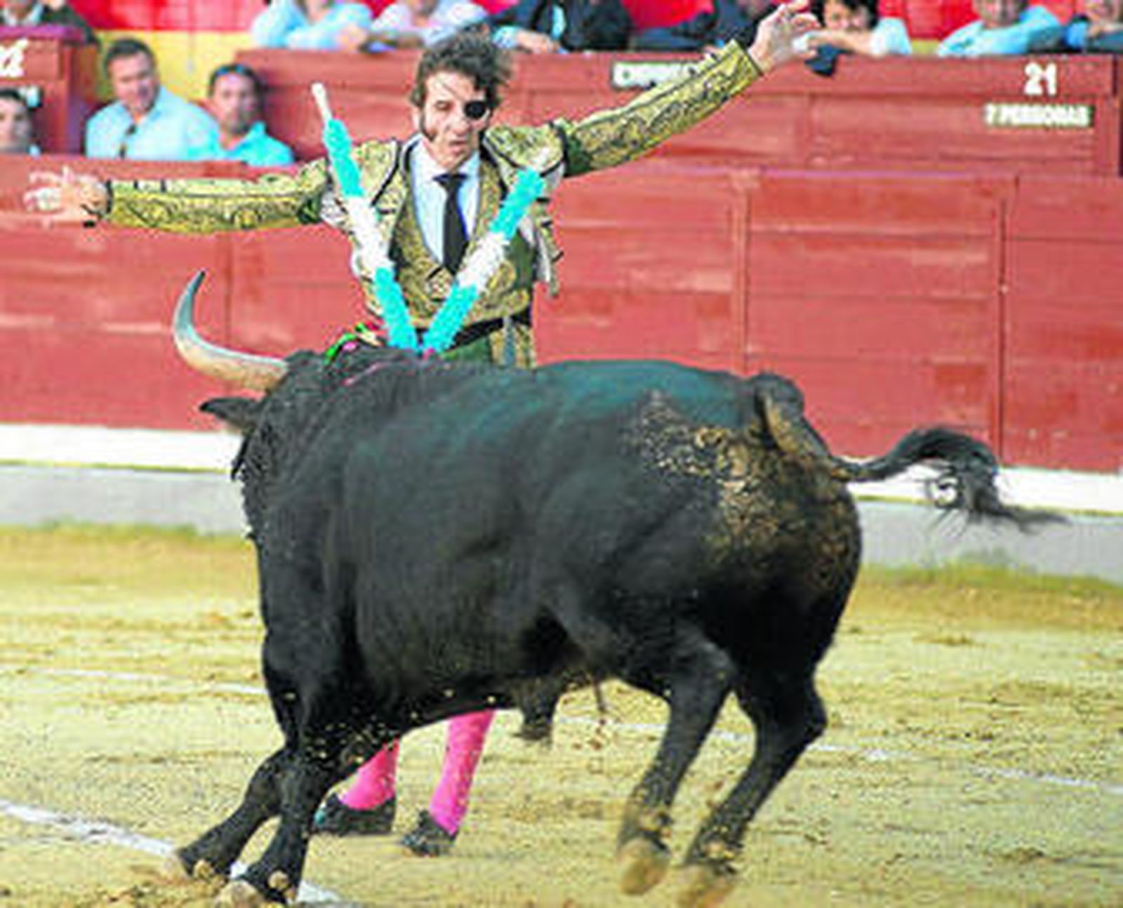 Juan José Padilla prende un par de banderillas a su primer toro, ayer, en la plaza de Jaén.