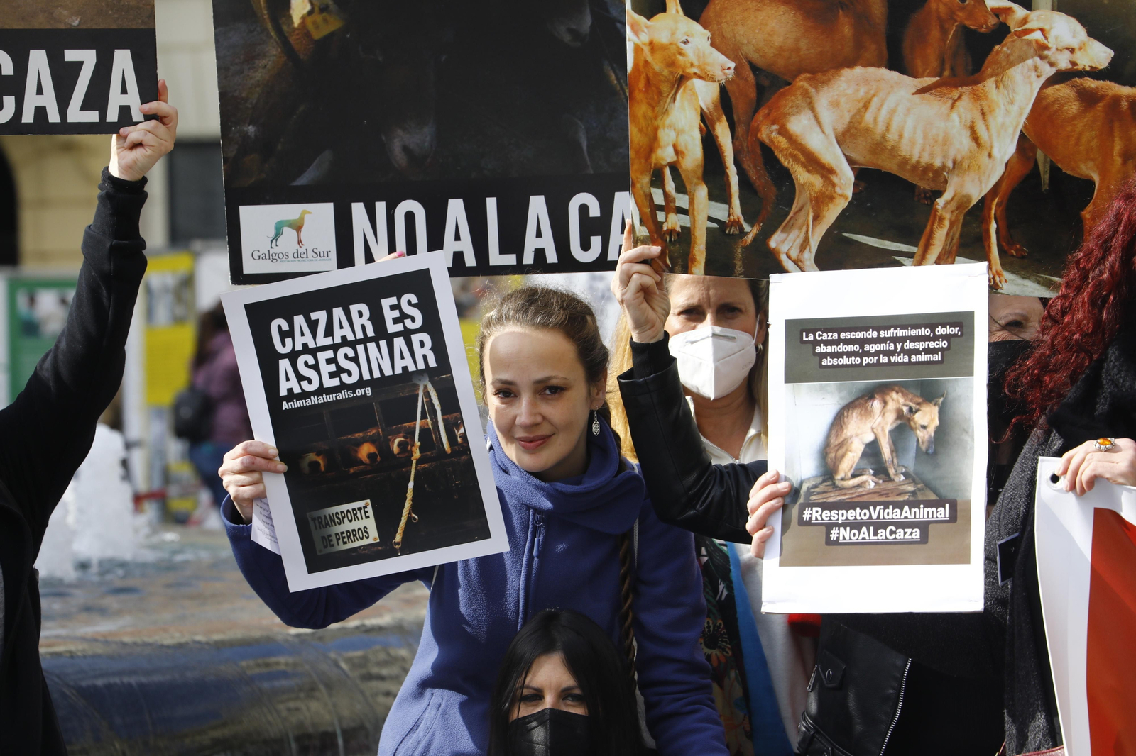 La protesta en Córdoba contra el uso de perros en la caza, en fotografías