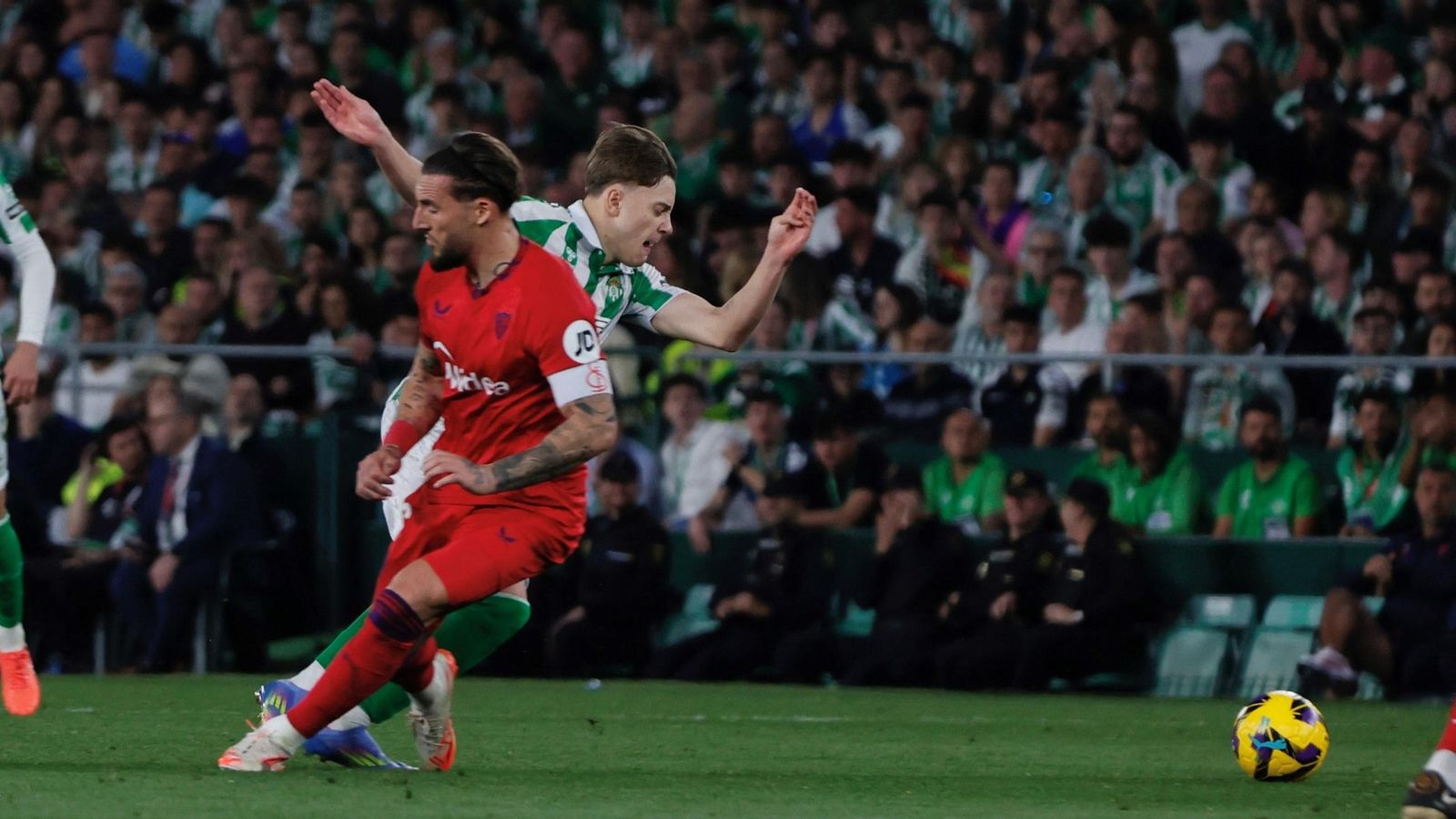 Gudelj trata de cortar el balón ante Jesús Rodríguez.