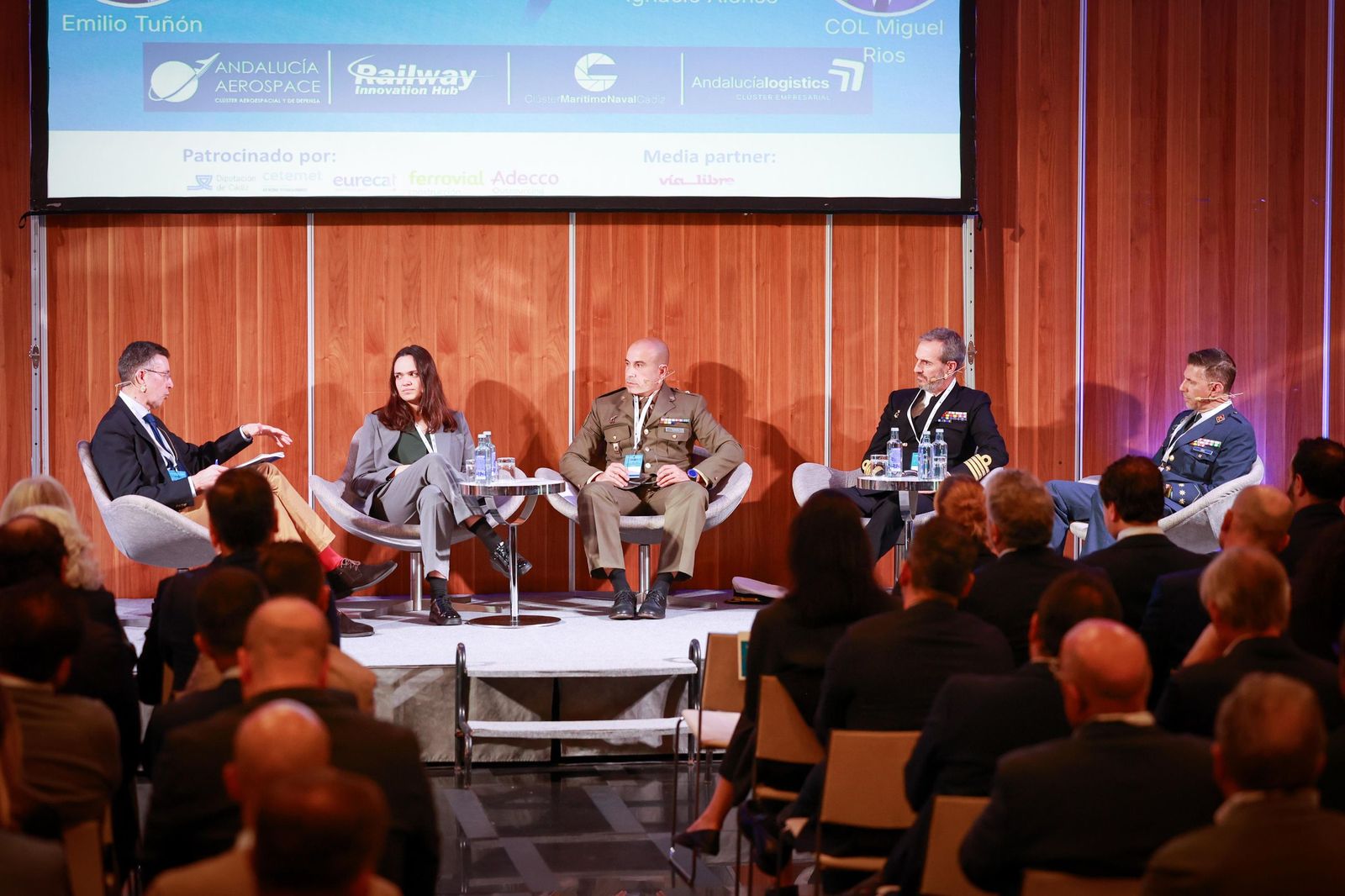 Mesa redonda sobre Defensa y pymes en el V Encuentro de Clústeres celebrado en Cádiz.