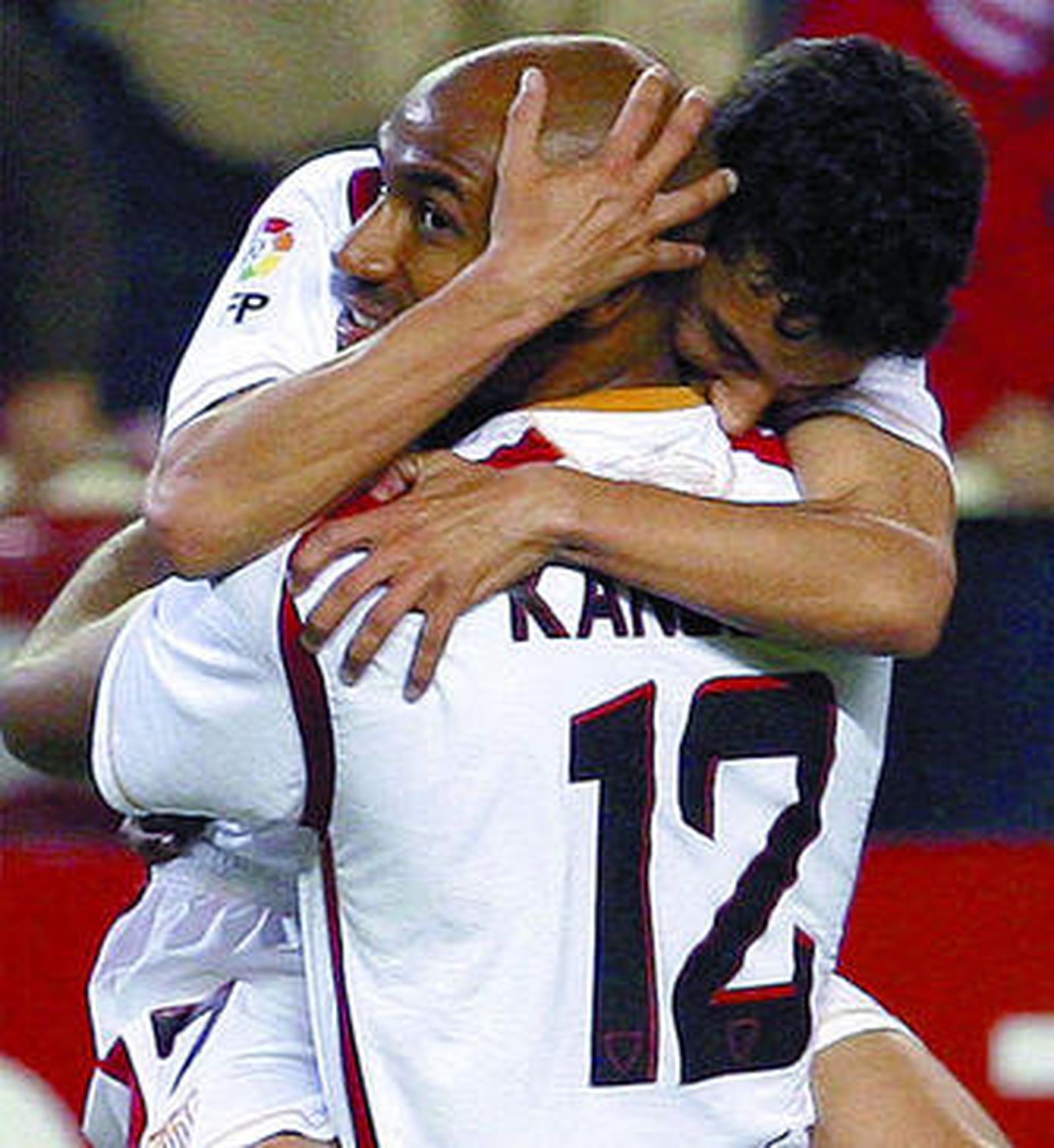 Jesús Navas celebra con Kanouté uno de los goles del maliense.