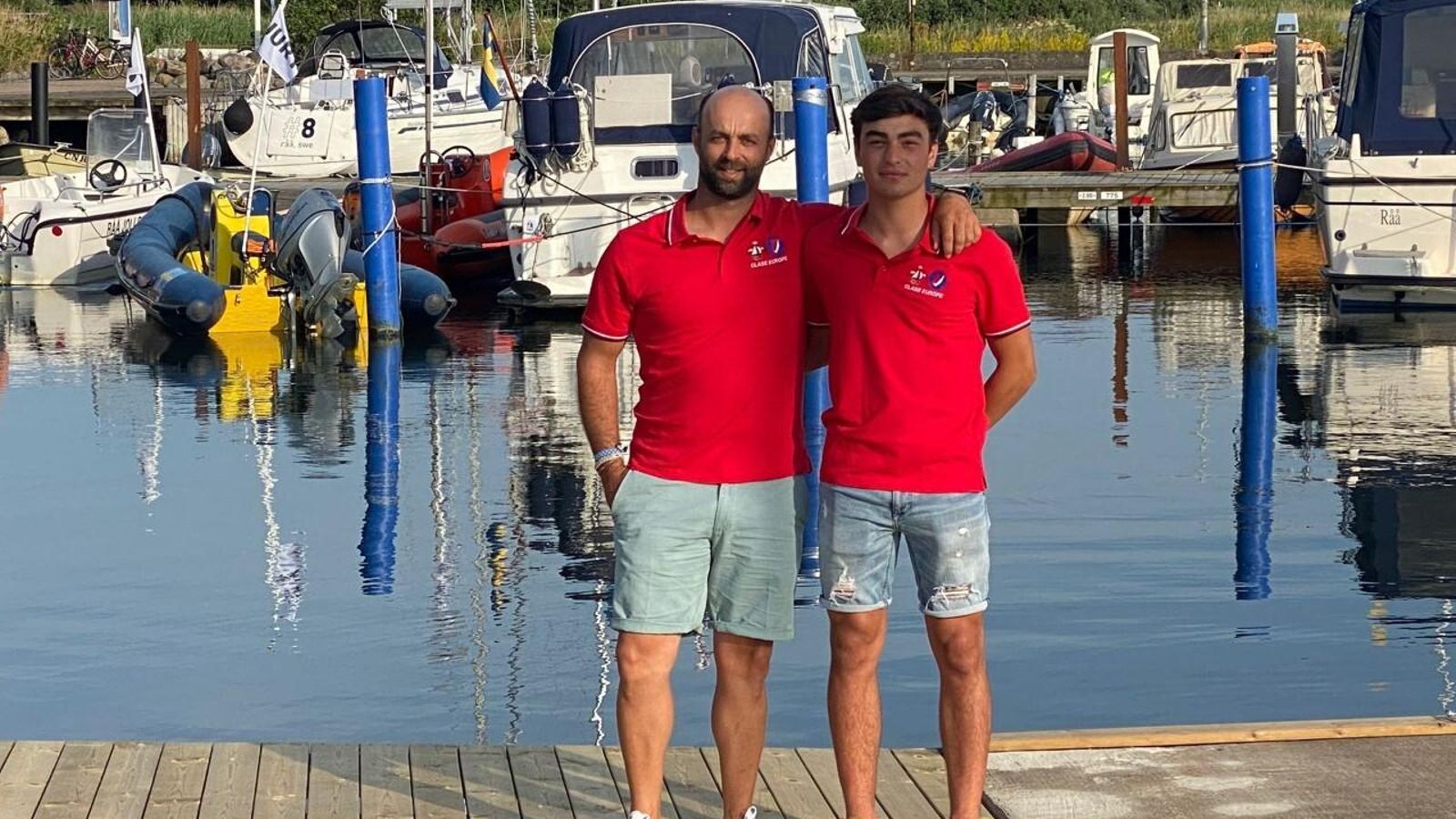 El regatista onubense posa junto a su entrenador, Andrés Vélez.