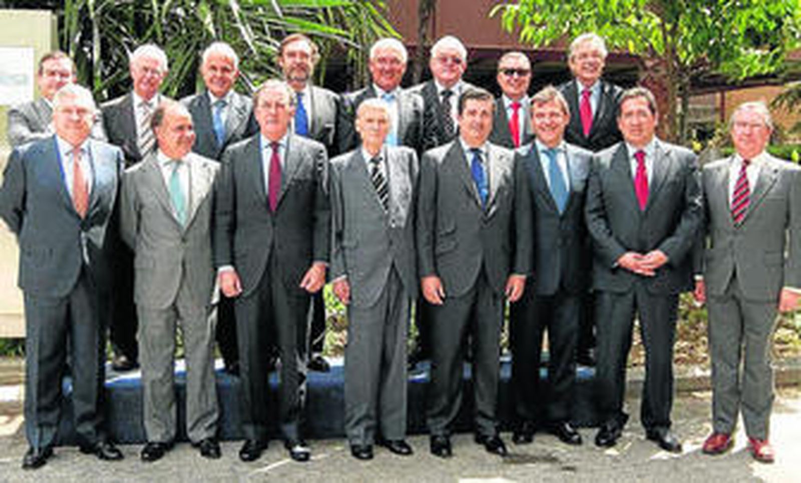 De izqda. a dcha.: en primera línea, Rafael Beca, Juan Luis Sillero, Javier Benjumea, Jaime Ybarra, Borja Prado, Francisco Arteaga, Antonio Pulido y Enrique Moreno de la Cova. En segunda línea, Ricardo Pérez, José Luis Sánchez, Antonio Pascual, Isidoro Beneroso, Eustasio Cobreros, Miguel Santaella, Rufino Parra y Antonio María Claret.