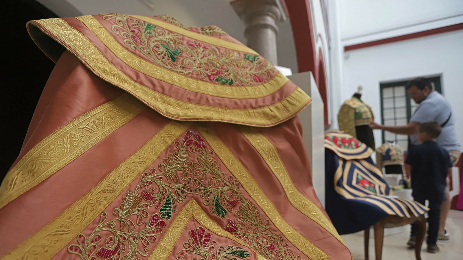 Exposición de fotografía taurinas y trajes de toreo en el museo de Algeciras