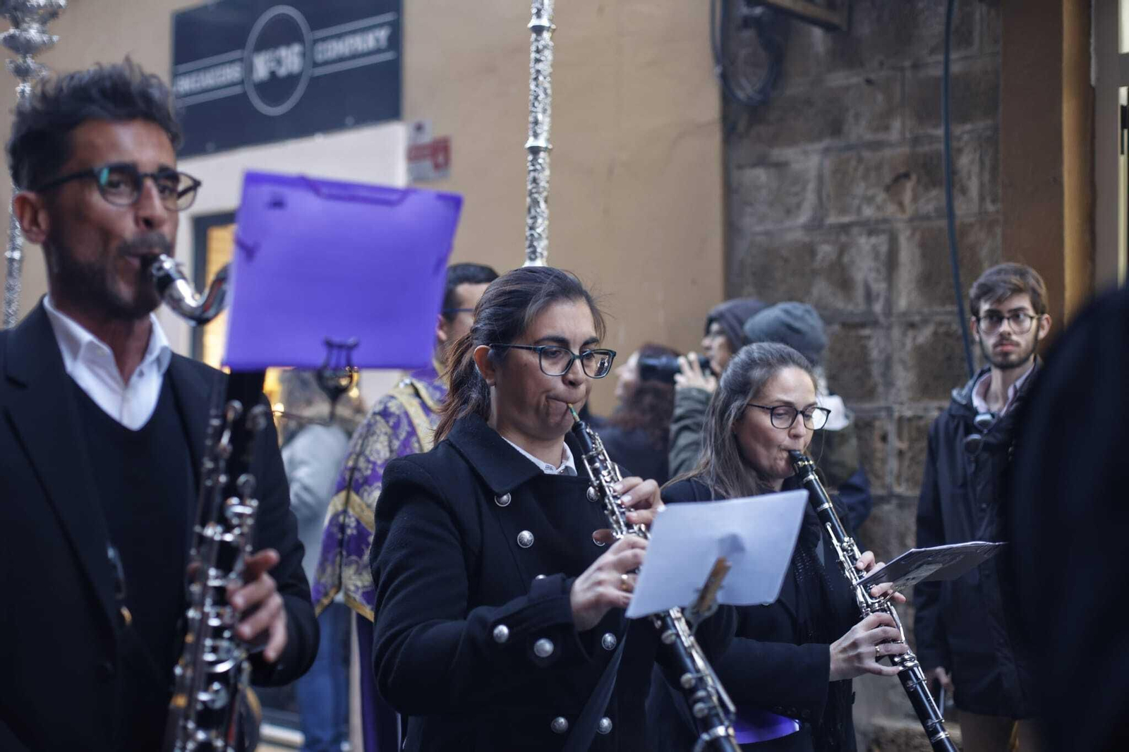 Las imágenes del vía crucis oficial de las hermandades de Cádiz de 2023