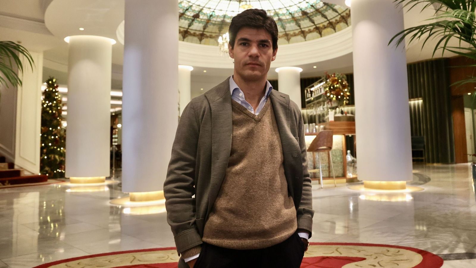 Pablo Aguado posa en las estancias del Colón, el hotel de los toreros.