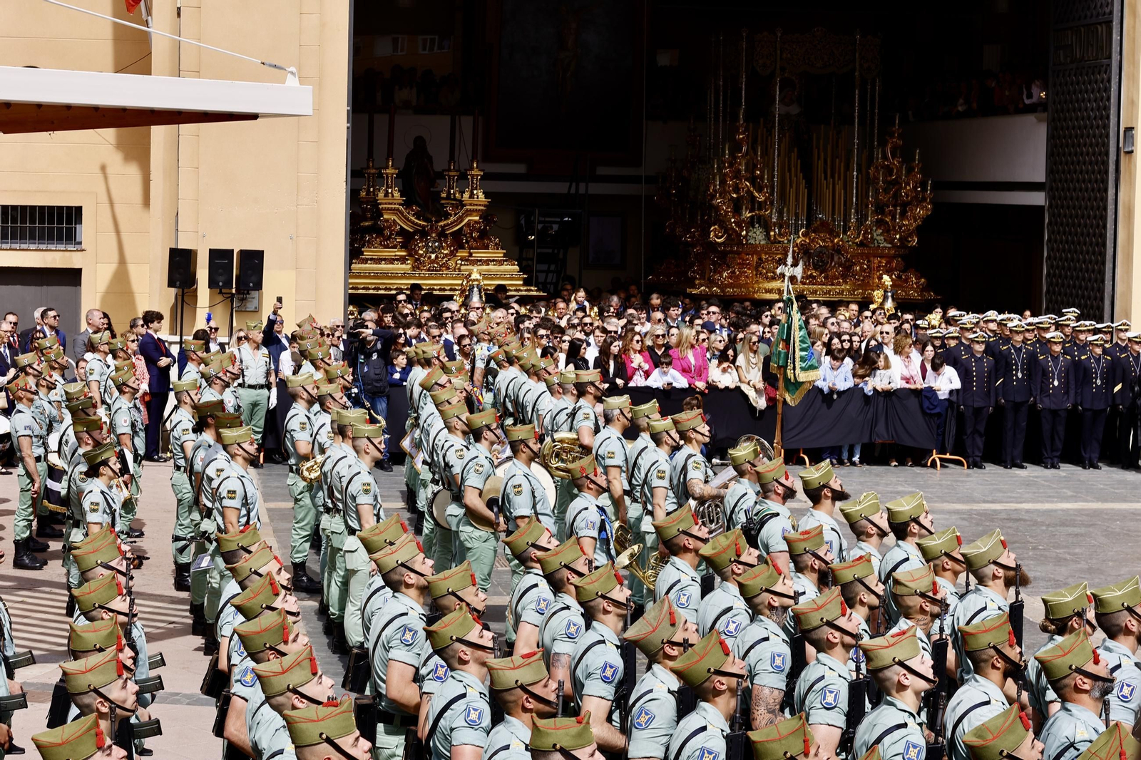Las fotos de la Legión en el traslado del Cristo de Mena en Málaga este Jueves Santo