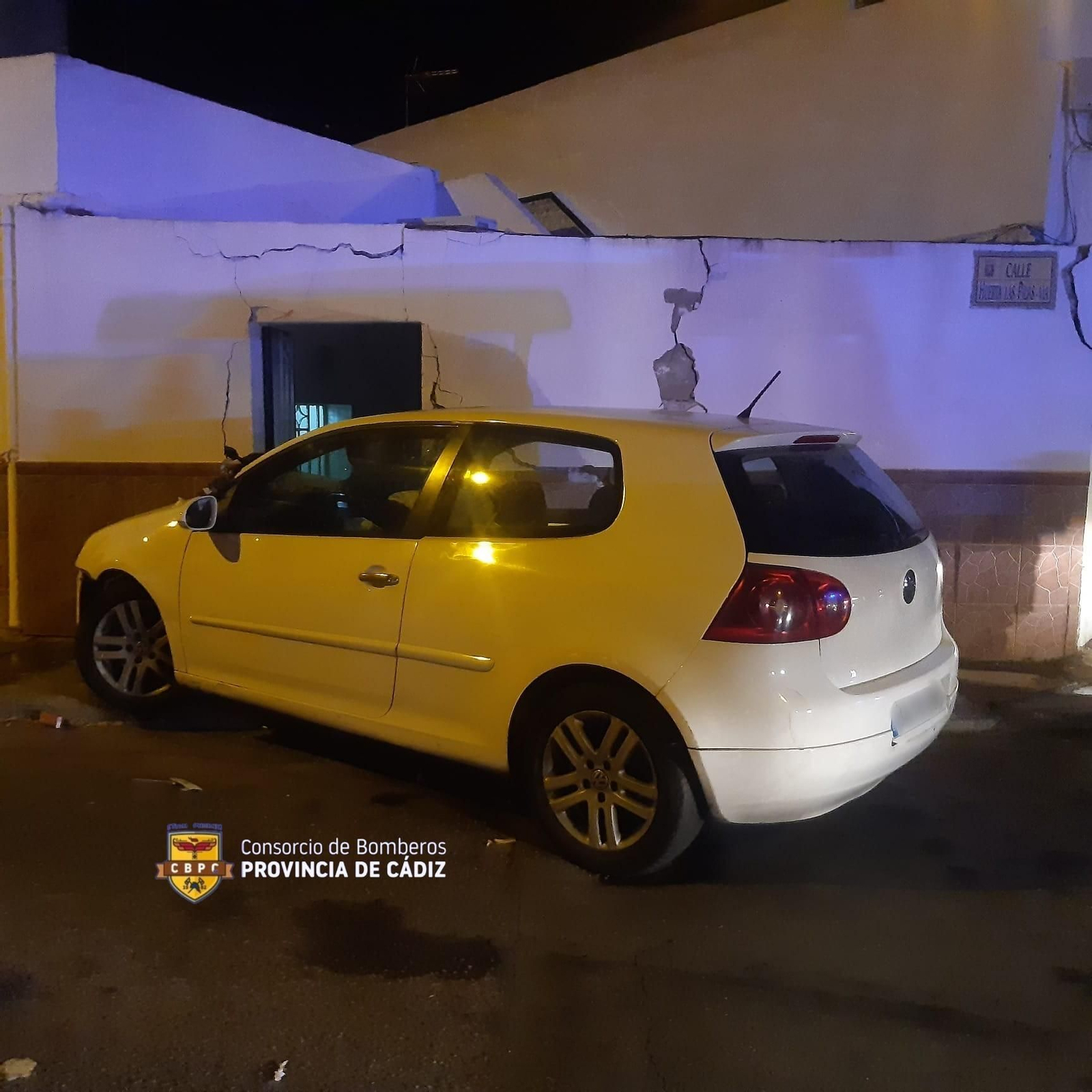 El coche tras impactar con la vivienda.