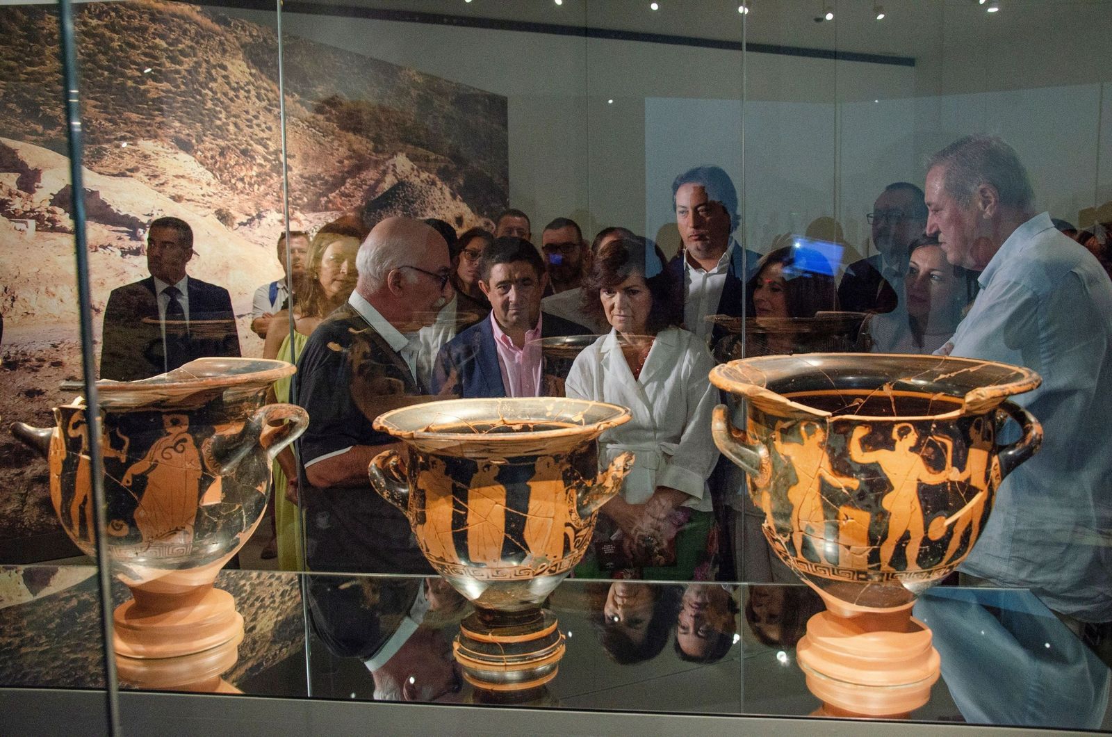 Carmen Calvo escucha explicaciones sobre cráteras griegas durante su visita ayer al Museo Íbero de Jaén.