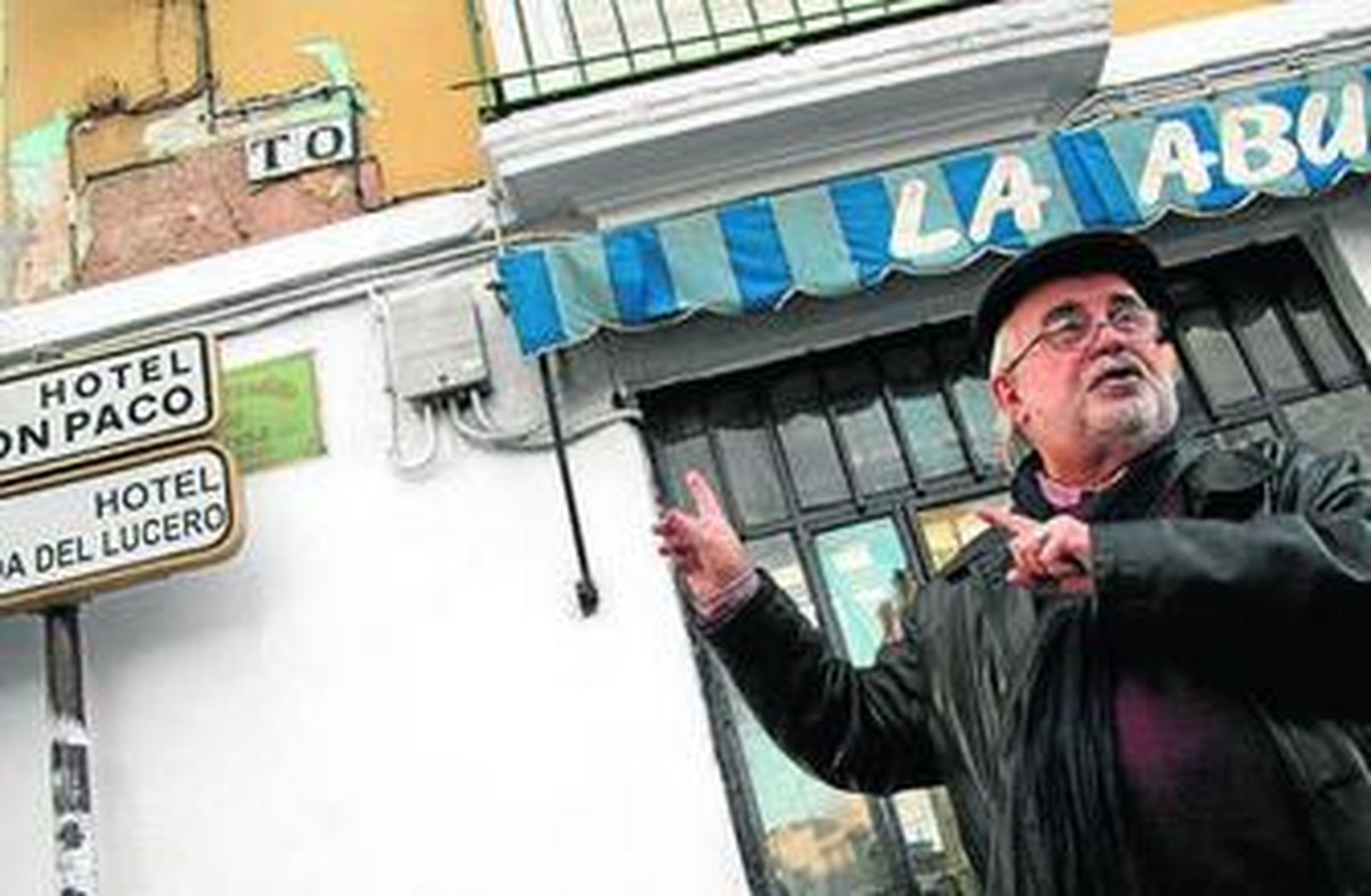 Manuel Pastor, en el paseo por estropicios del callejero en Puerta Osario.