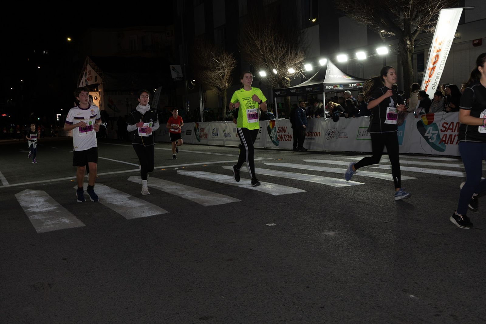 En imágenes: 2.000 atletas brillan con luz propia en la infantil de la Carrera de San Antón 2026