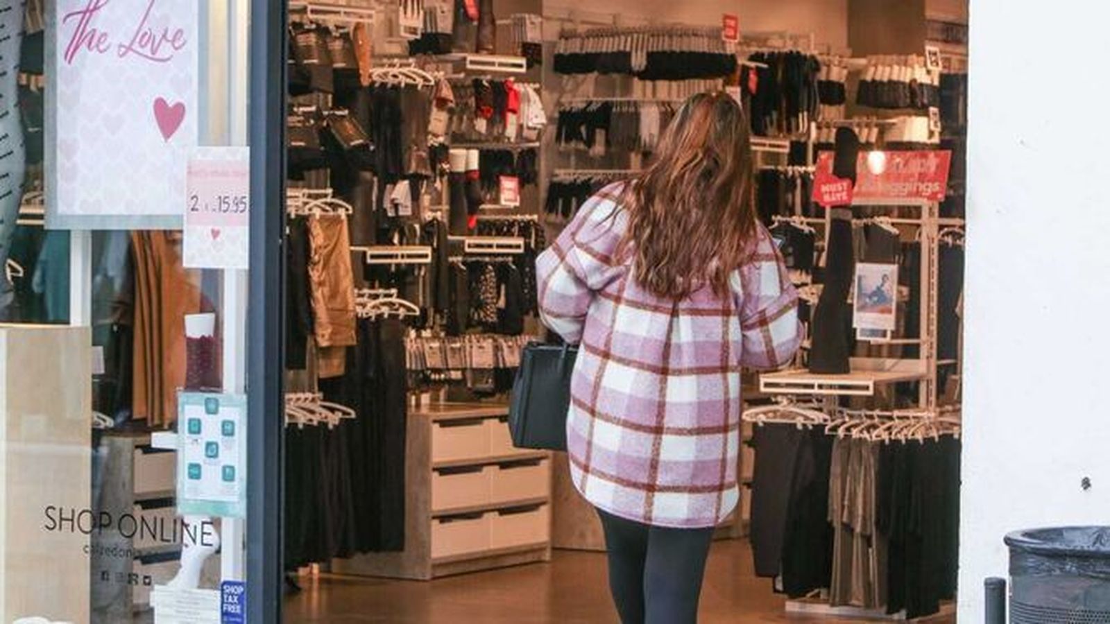 Mujer entrando en un comercio gaditano.