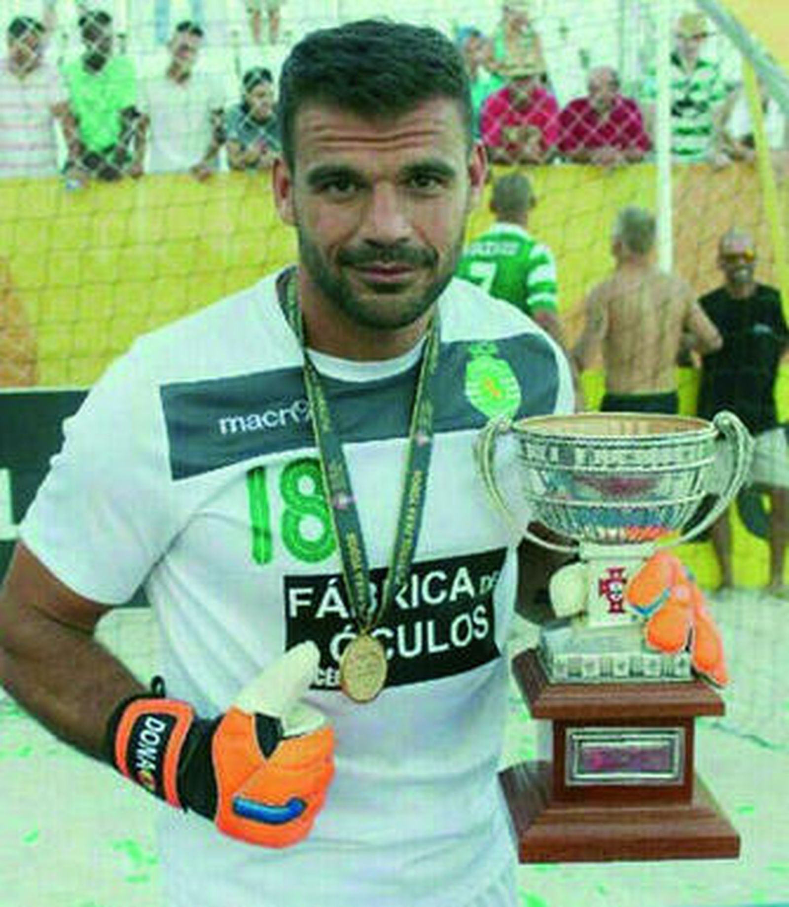 Donaire con el trofeo liguero.