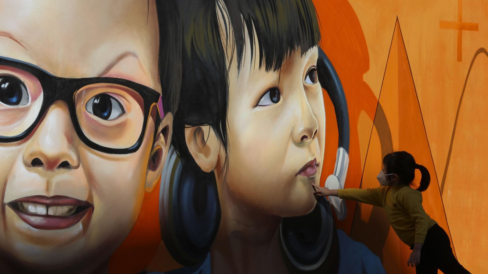 Una alumna china señala uno de los personajes de la obra.