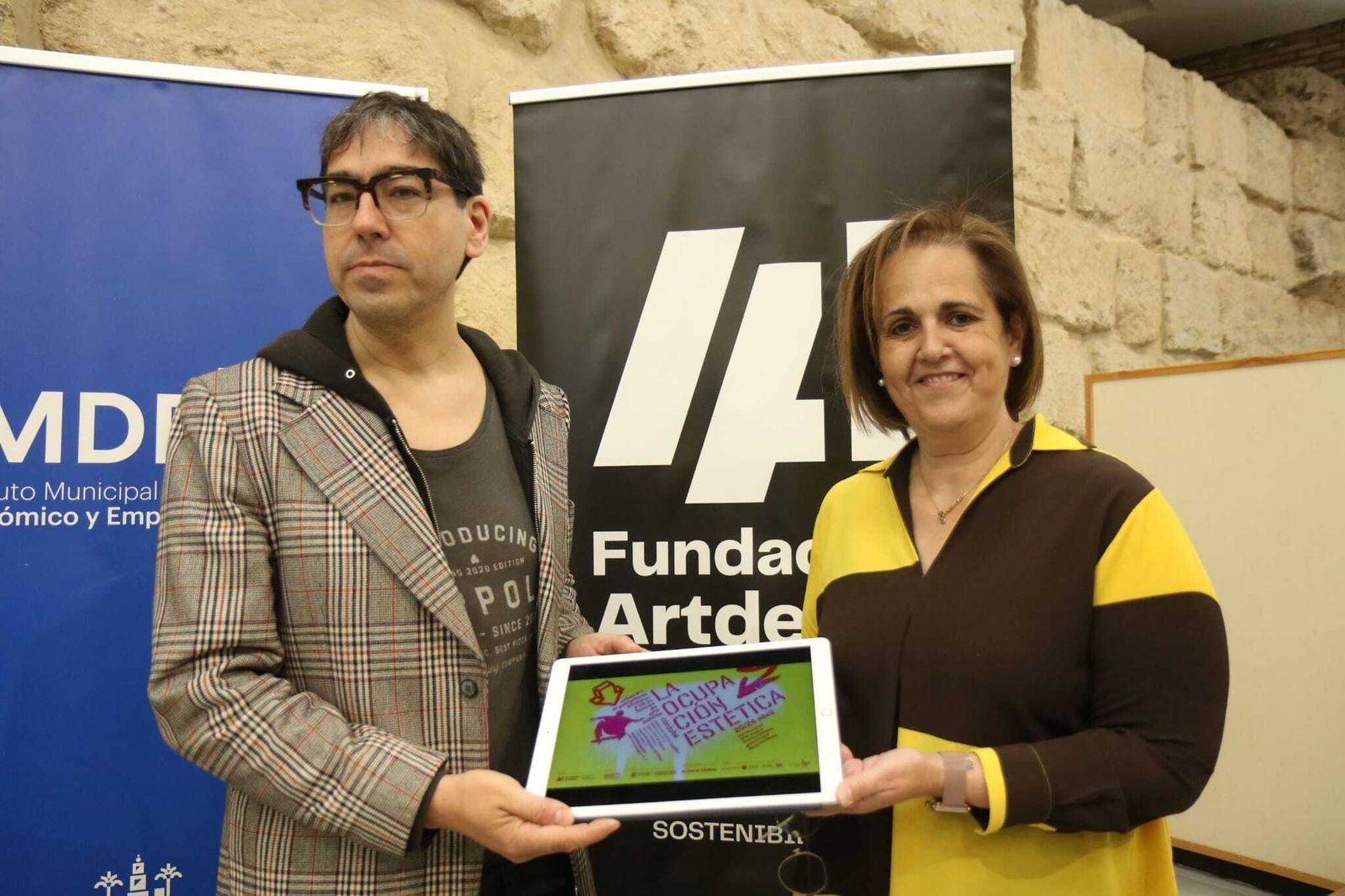 El presidente de la Fundación Artdecor, Fernando Vacas, y la presidenta del Imdeec, Blanca Torrent, muestran el cartel del primer bloque de talleres 'La ocupación estética'.