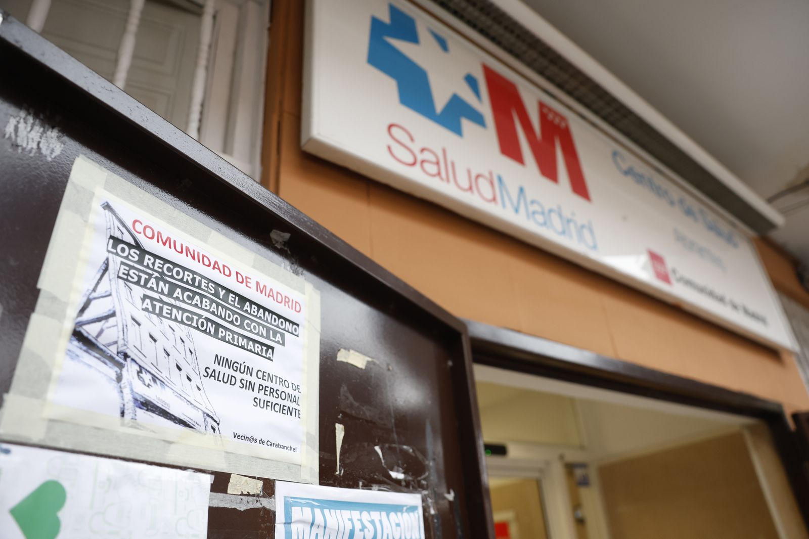 Pancartas reivindicativas en contra de los recortes en la sanidad pública en el Centro de Atención Primaria (CAP) de Abrantes en Madrid.