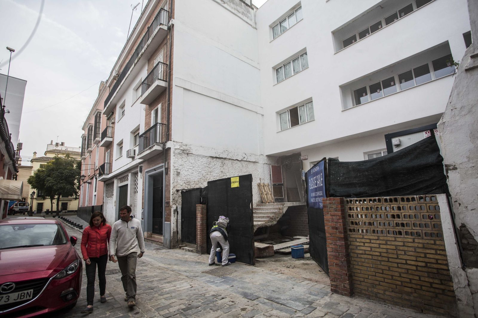 Fachada principal del edificio reformado para su venta en pisos con garaje y piscina.