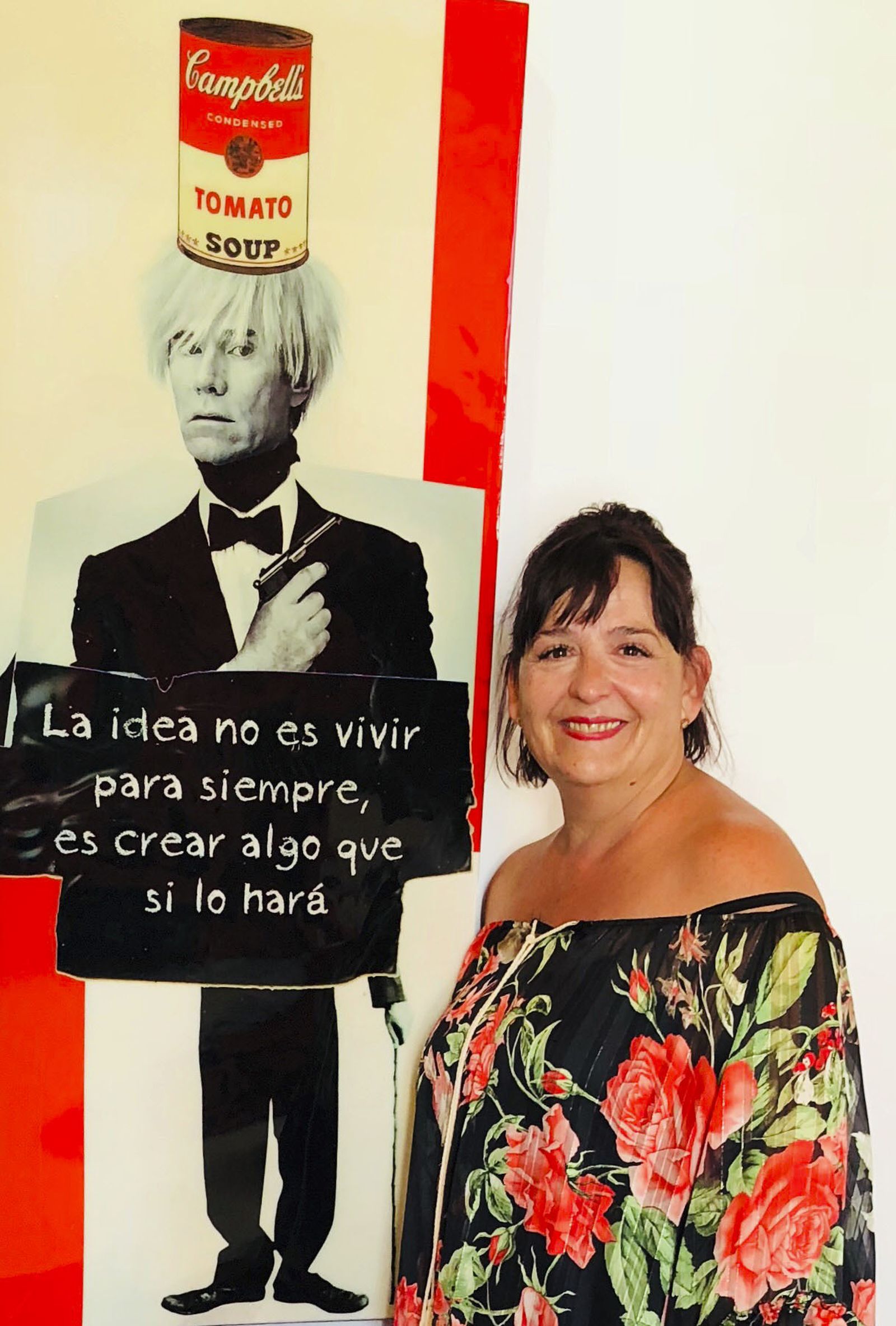 Belleda López Montero, junto a una de sus obras en el castillo de Chipiona.