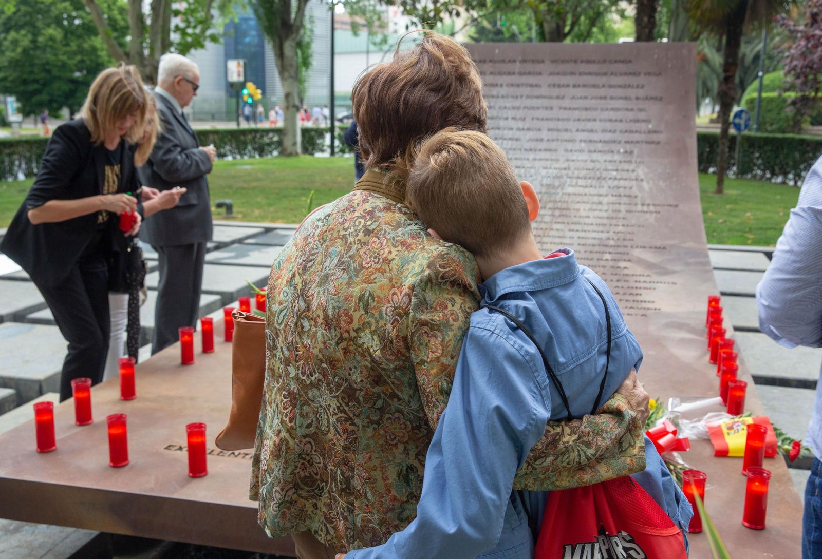 Una mujer y un niño, durante el tributo ayer a las víctimas del Yak-42.