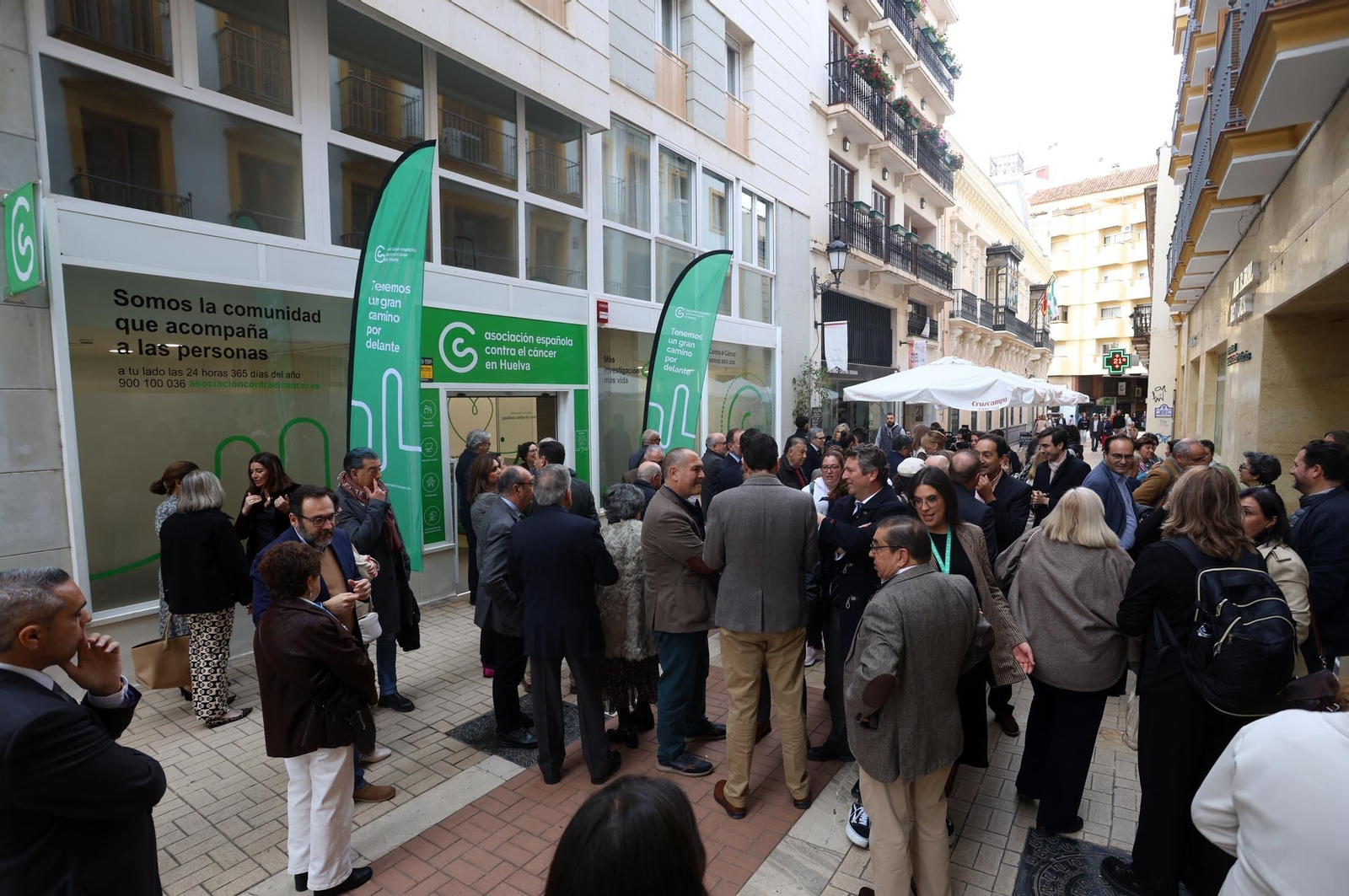 Imágenes de la inauguración de la nueva sede de la "Asociación Española Contra el Cáncer" en Huelva