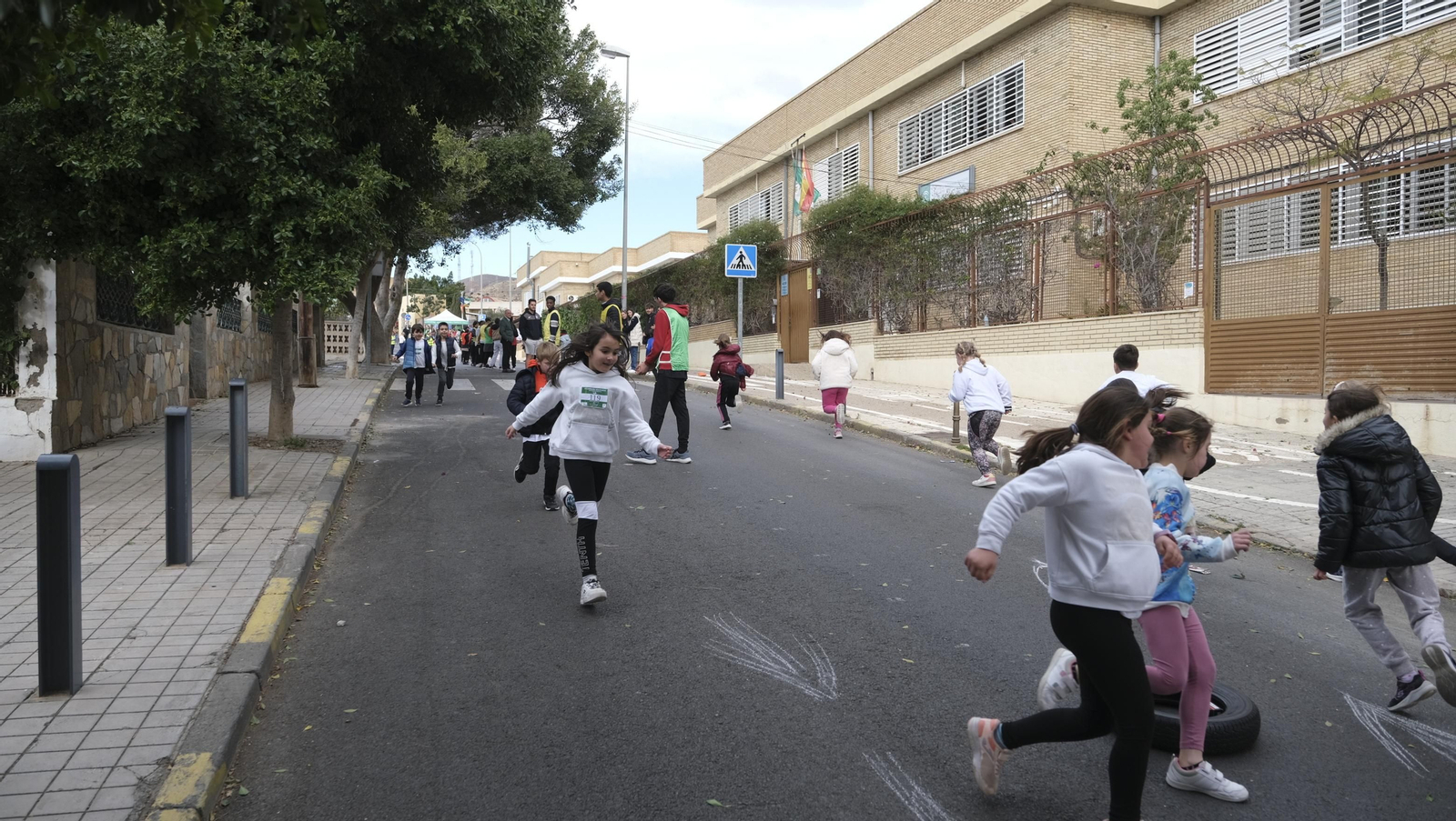 Imágenes de la carrera infantil contra el cáncer en el CEIP Francisco de Goya