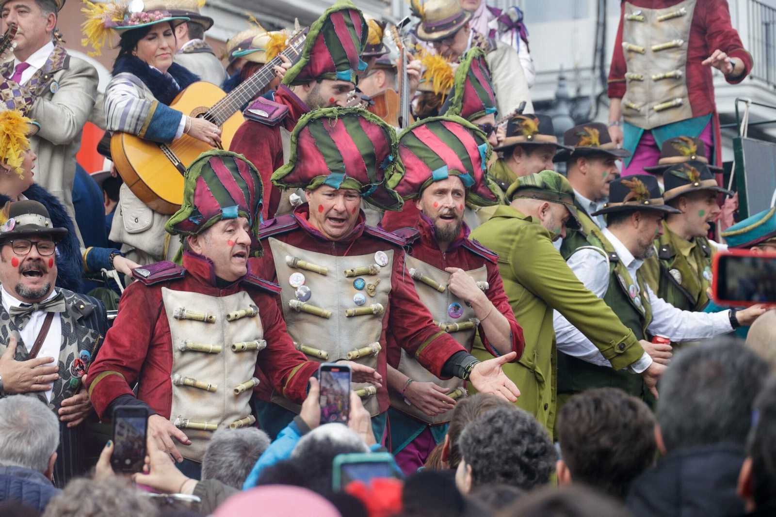 Las imágenes de un domingo de Carnaval en Cádiz pasado por agua