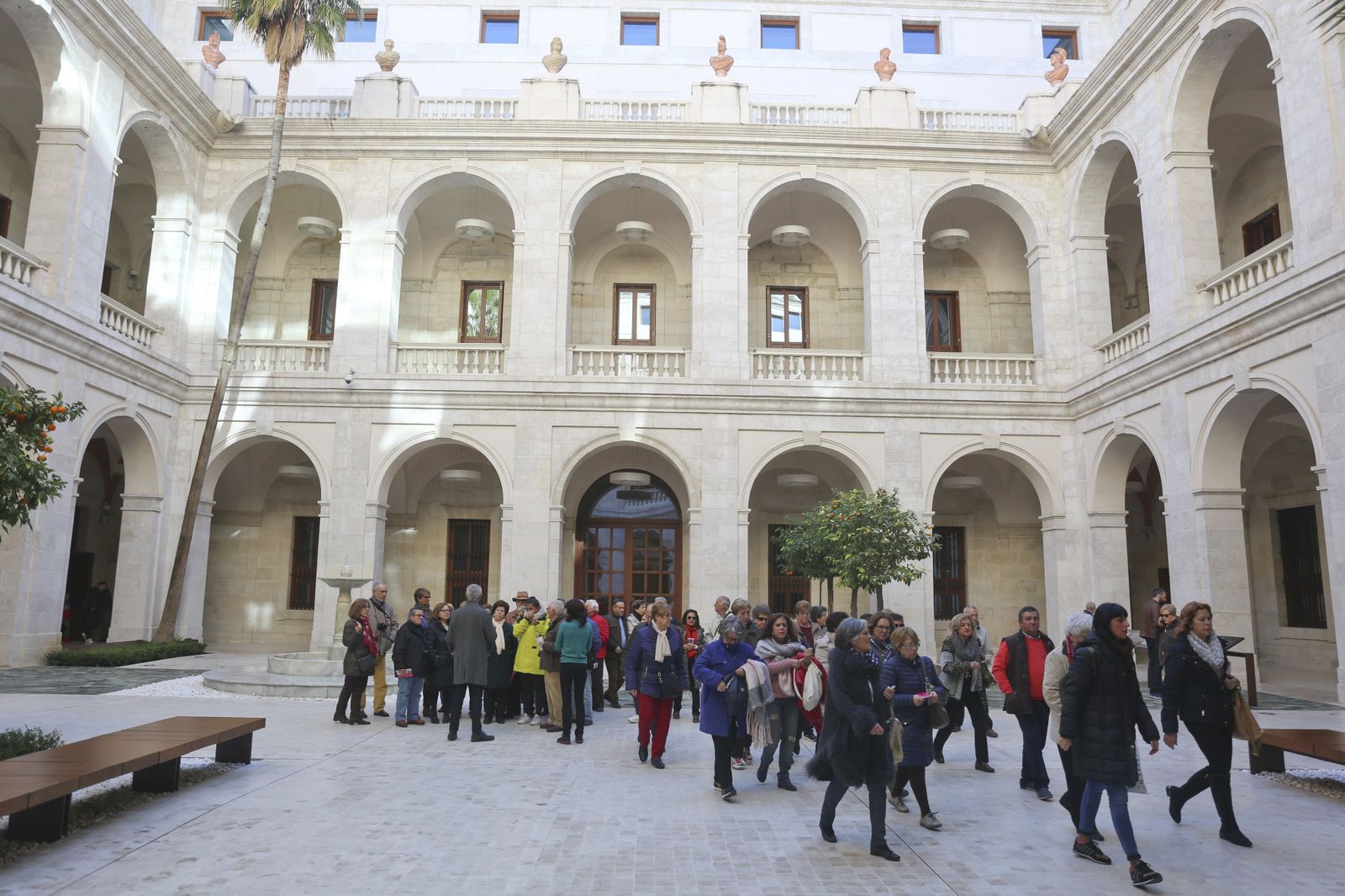 Visitantes en el patio central del Museo de Málaga.