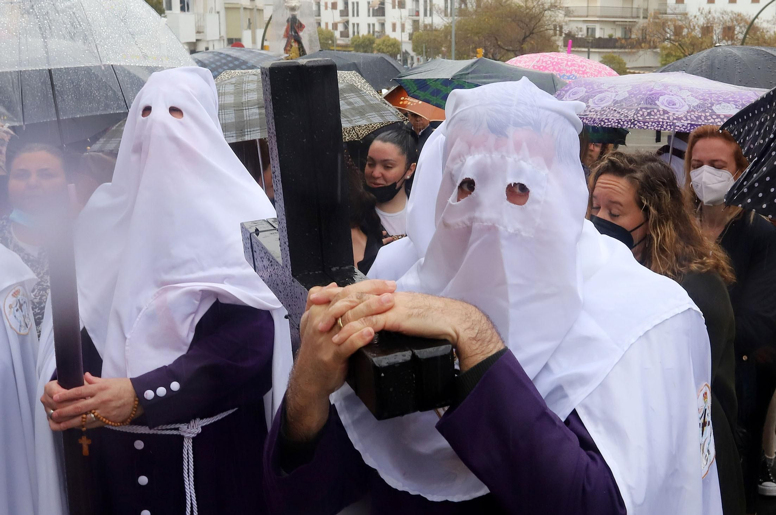 Imágenes de la procesión del Cautivo  bajo la lluvia en Huelva
