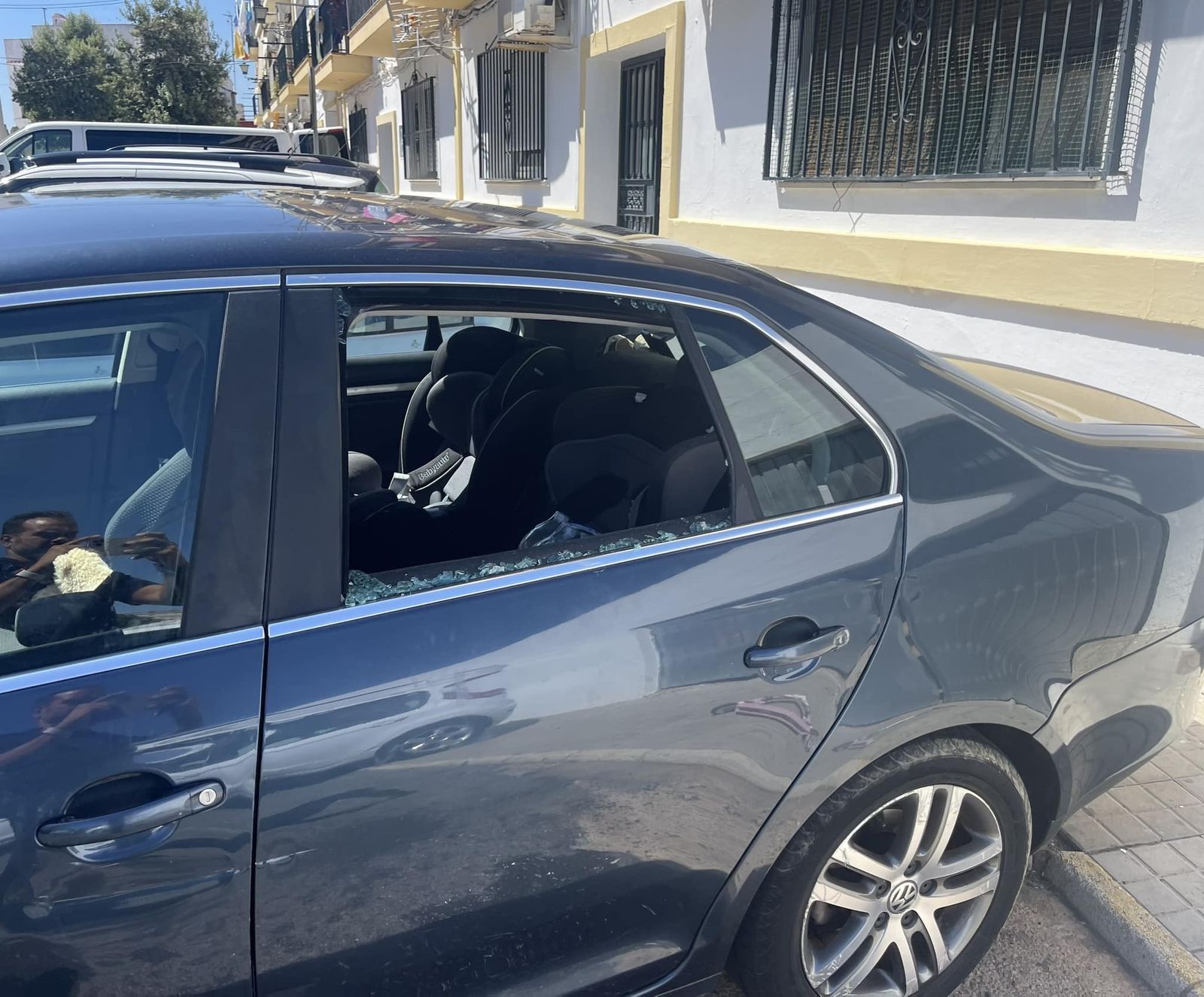 El rescate de la Policía de Cartaya a un niño que habían dejado encerrado dentro de un coche