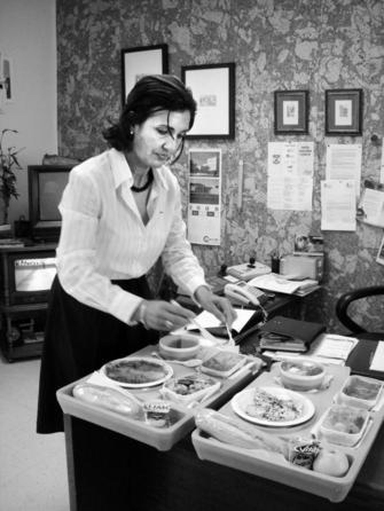 Clotilde Berzosa, en una prueba diaria de la comida de prisión.