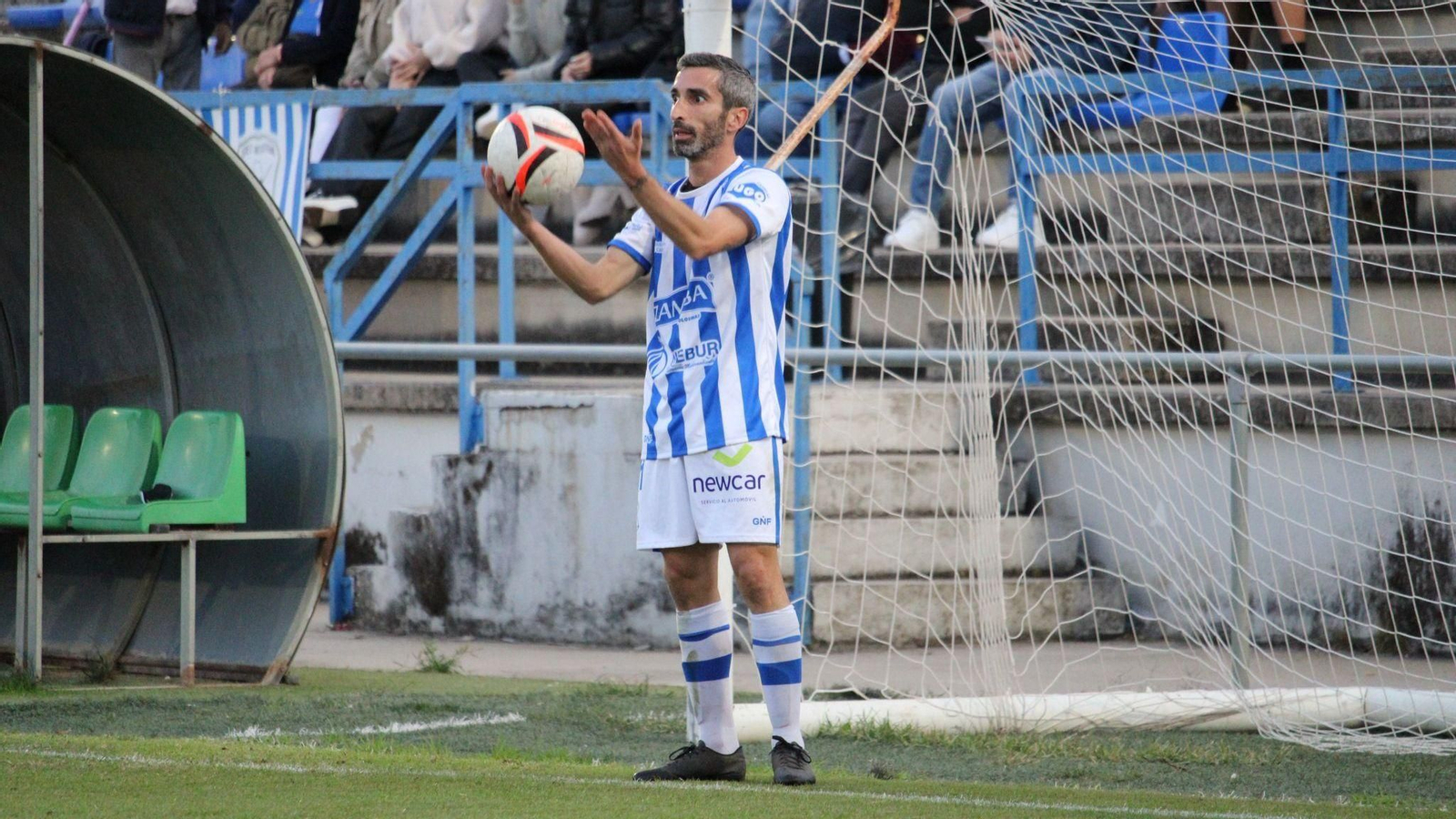 Benítez se dispone a sacar de banda en el partido ante el Rayo Sanluqueño en el Pedro Garrido. Benítez se dispone a sacar de banda en el partido ante el Rayo Sanluqueño en el Pedro Garrido.