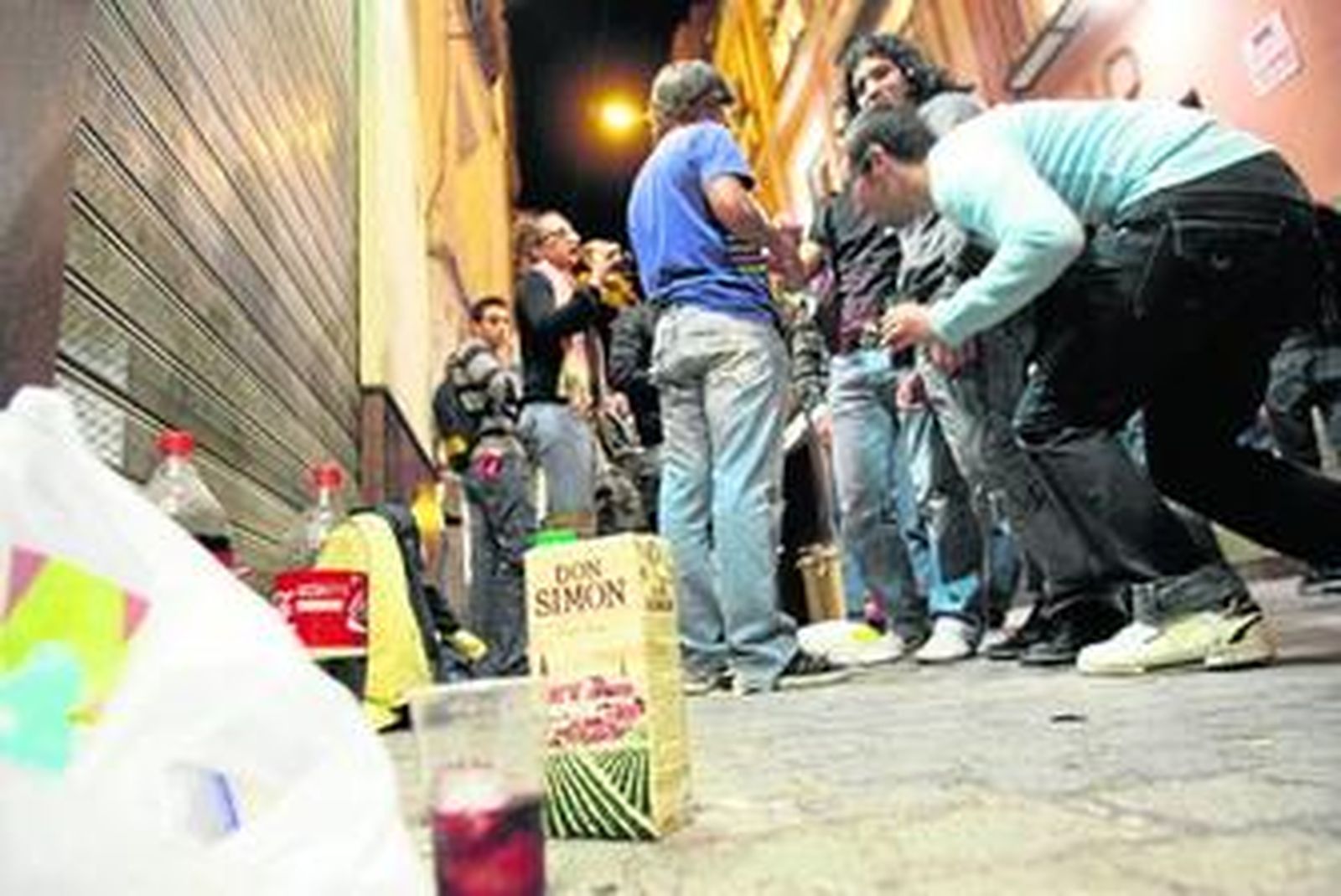 Un grupo de jóvenes bebe en la calle Cuna, en una imagen reciente.