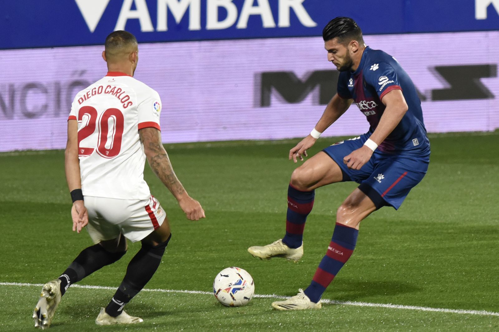 Rafa Mir, ante Diego Carlos en el Huesca Sevilla de la pasada temporada.