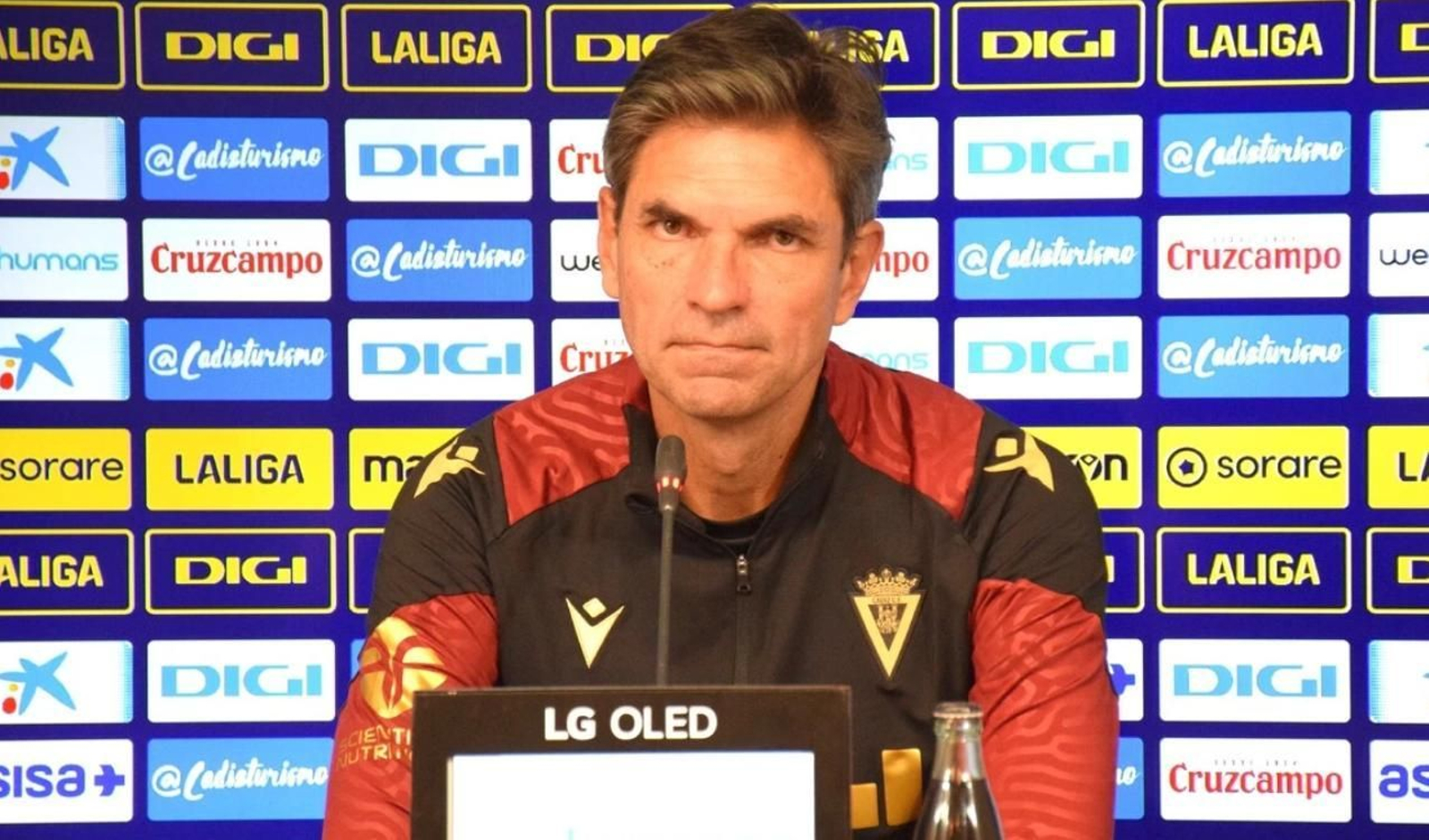 El preparador cadista en la sala de prensa de El Rosal.