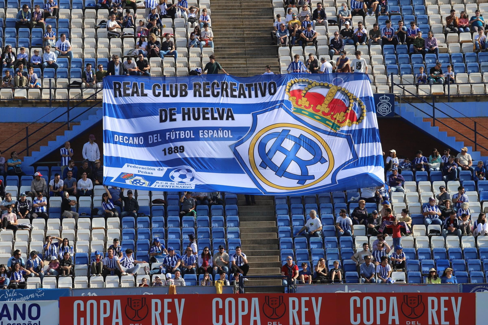 Imágenes del gran ambiente en el Nuevo Colombino para ver el  Recre-Burgos