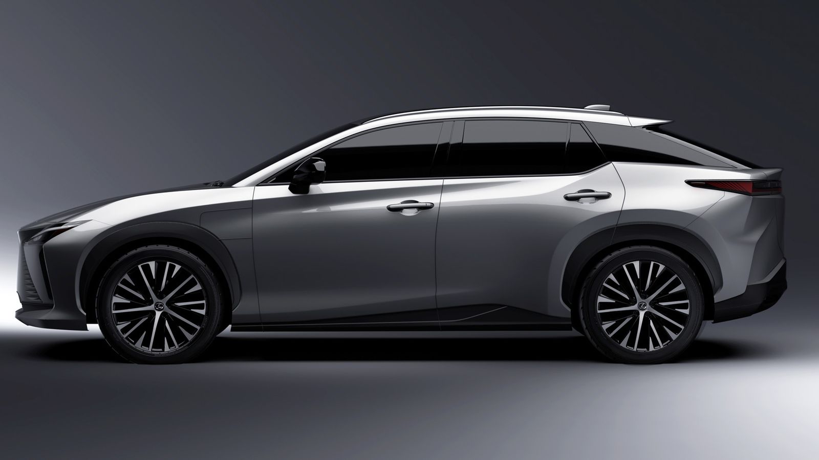 Del Toyota bZ4x hay una versión de propulsión, con un único motor; pero por razones de prestigio -y la factura asociada a él- lo más probable es que el RZ 450e sólo se venda con tracción total.