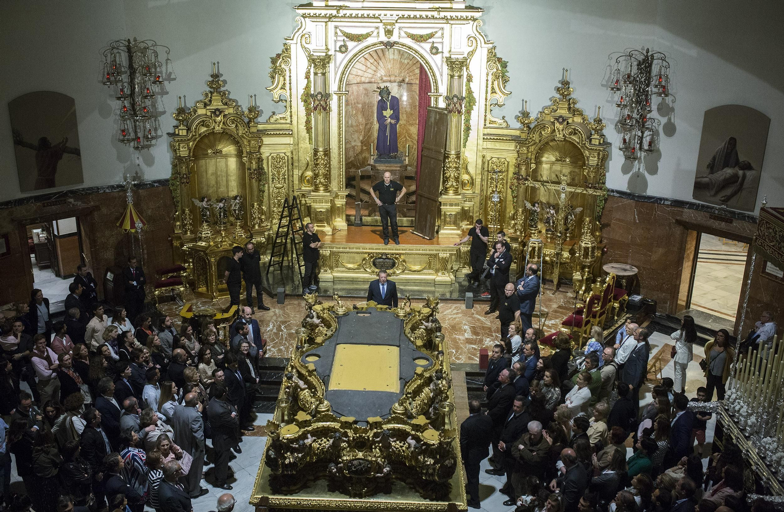 La subida del Señor del Gran Poder a su paso