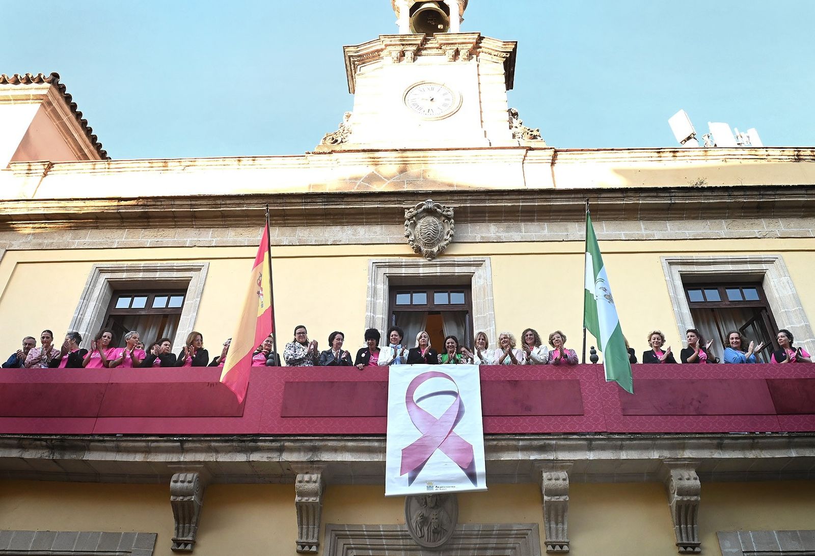 Imagen de la puesta del lazo rosa en el Ayuntamiento de Jerez por el Cáncer de Mama