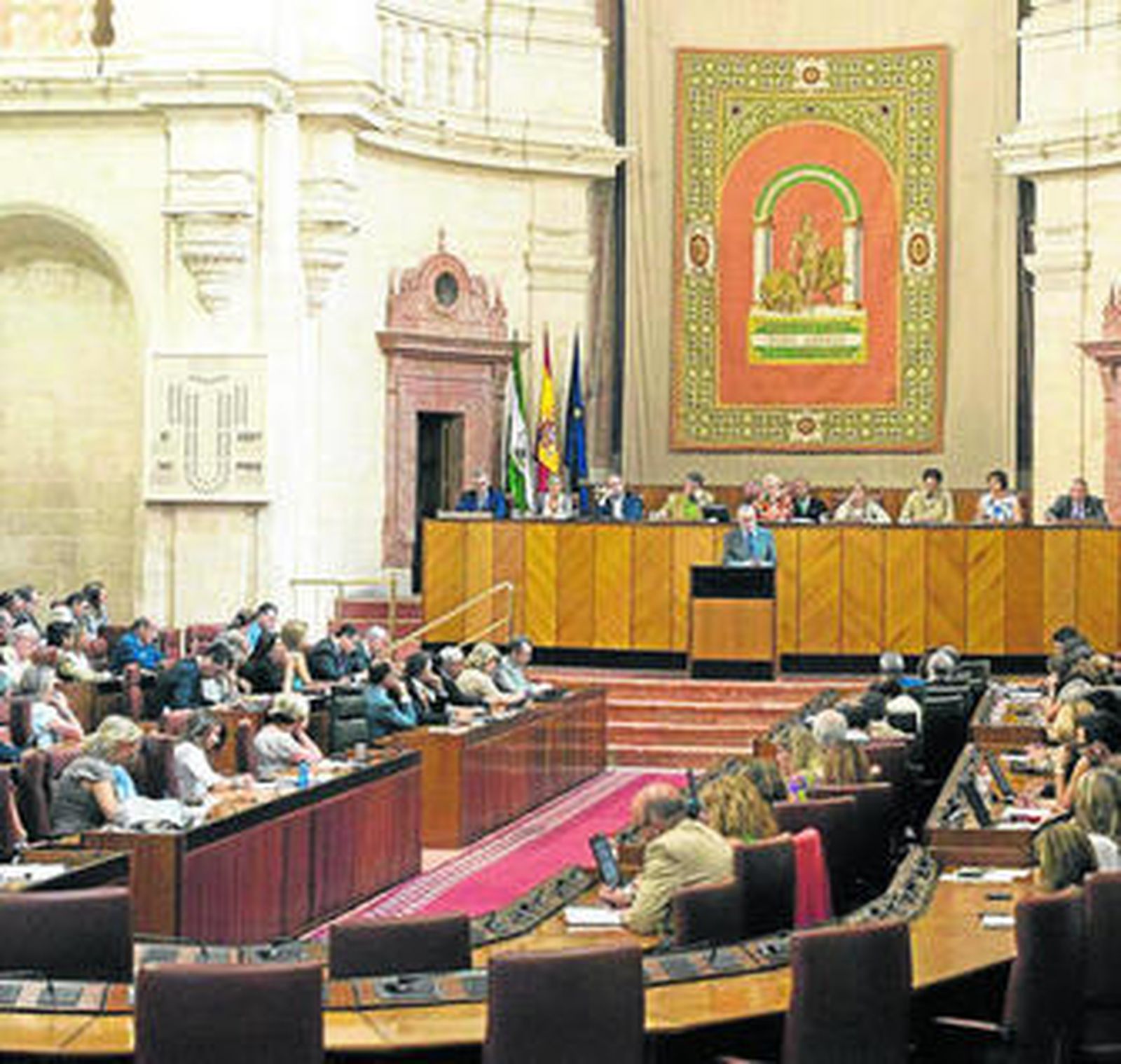 Griñán se dirige a la Cámara en su intervención durante el debate.