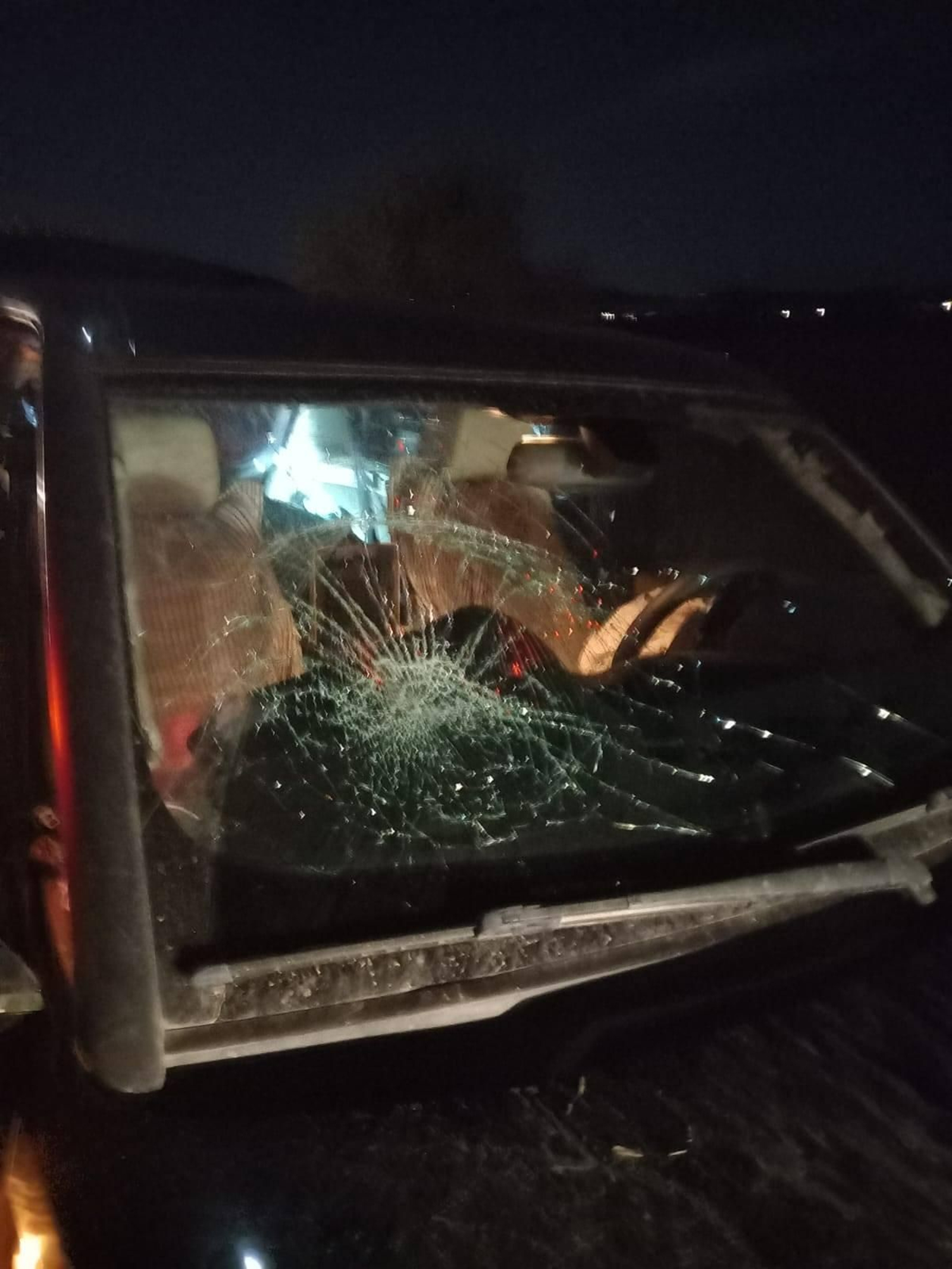 Estado en el que quedó el vehículo de la Guardia Civil tras un violento alijo frustrado junto al río Palmones que dejó varios agentes lesionados.