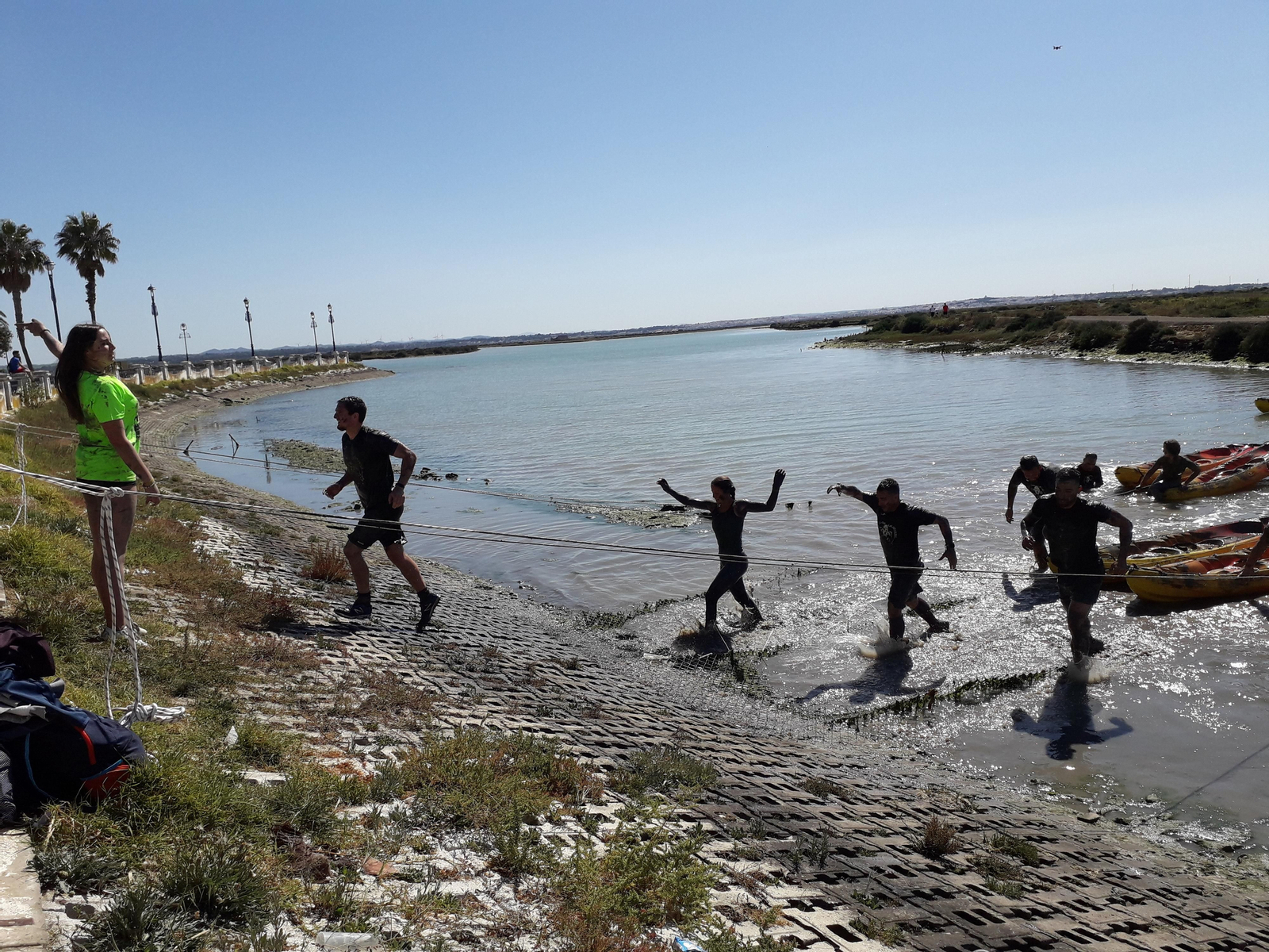 Participantes cruzando el caño entre La Magdalena y el Carrascón.