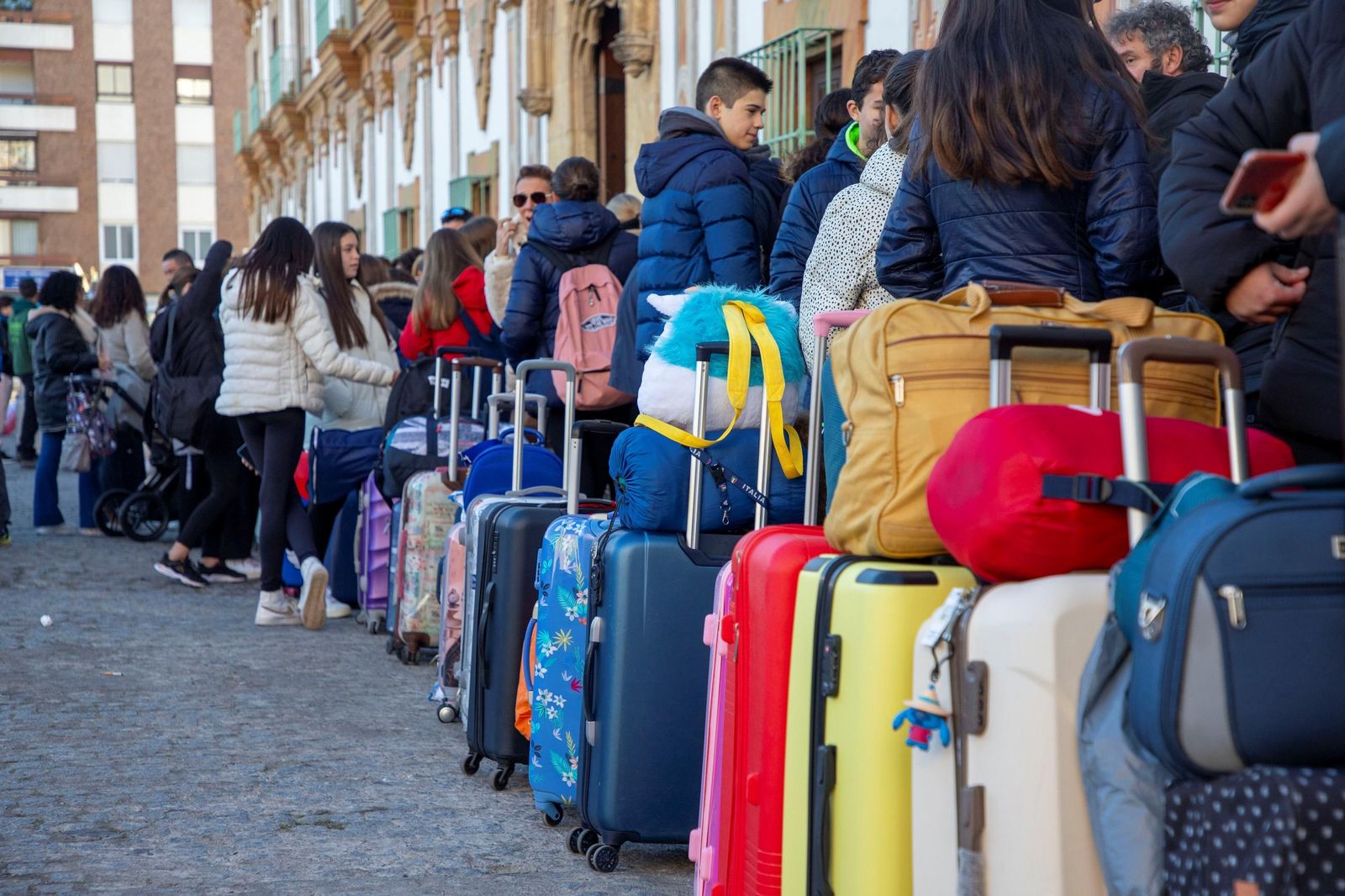 La salida de los niños que participan en los Campamentos de Navidad de la Diputación, en imágenes