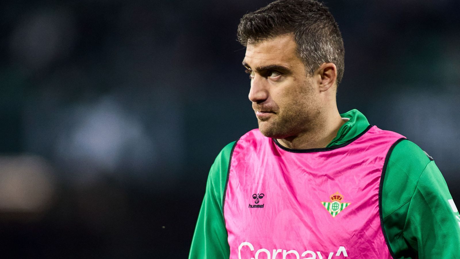 Sokratis, en un calentamiento con el Betis antes de un partido.