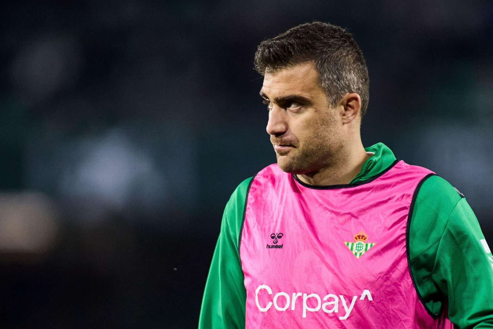 Sokratis, en un calentamiento con el Betis antes de un partido.