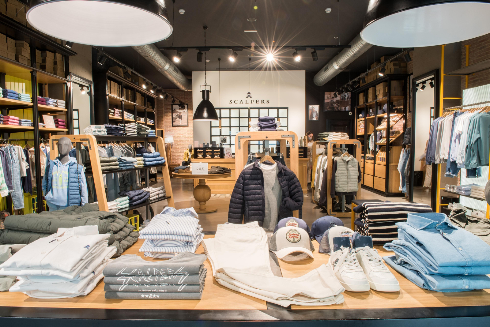 Imagen del interior de una tienda de Scalpers.