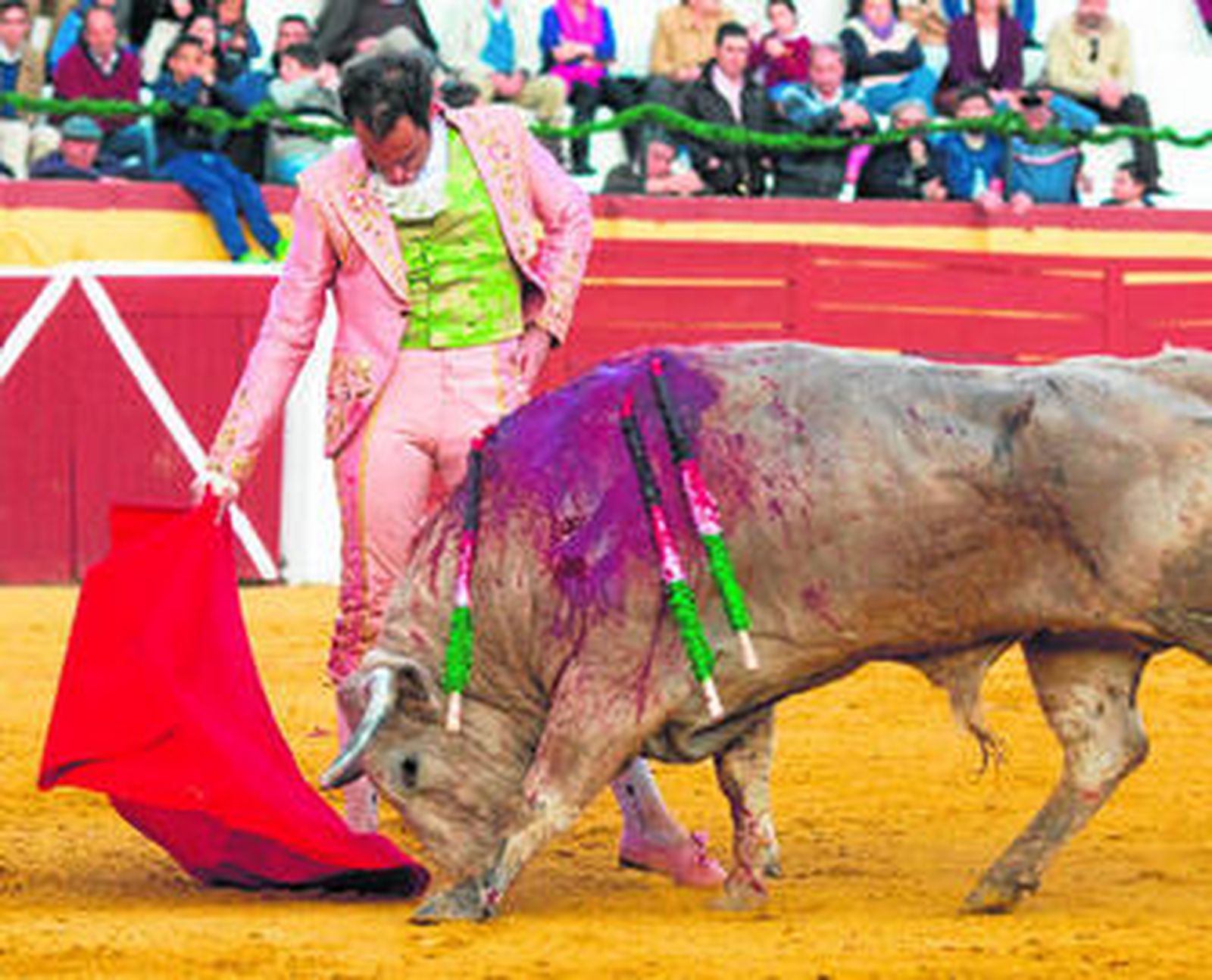 Salvador Cortés, en un muletazo al quinto toro, al que cortó una oreja.