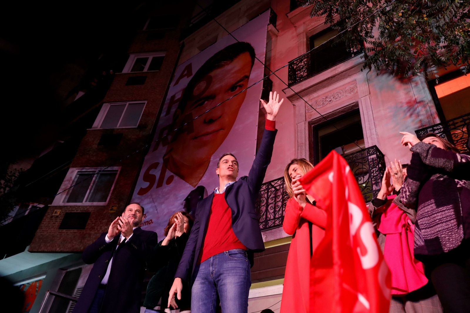 El líder socialista Pedro Sánchez celebra la victoria.